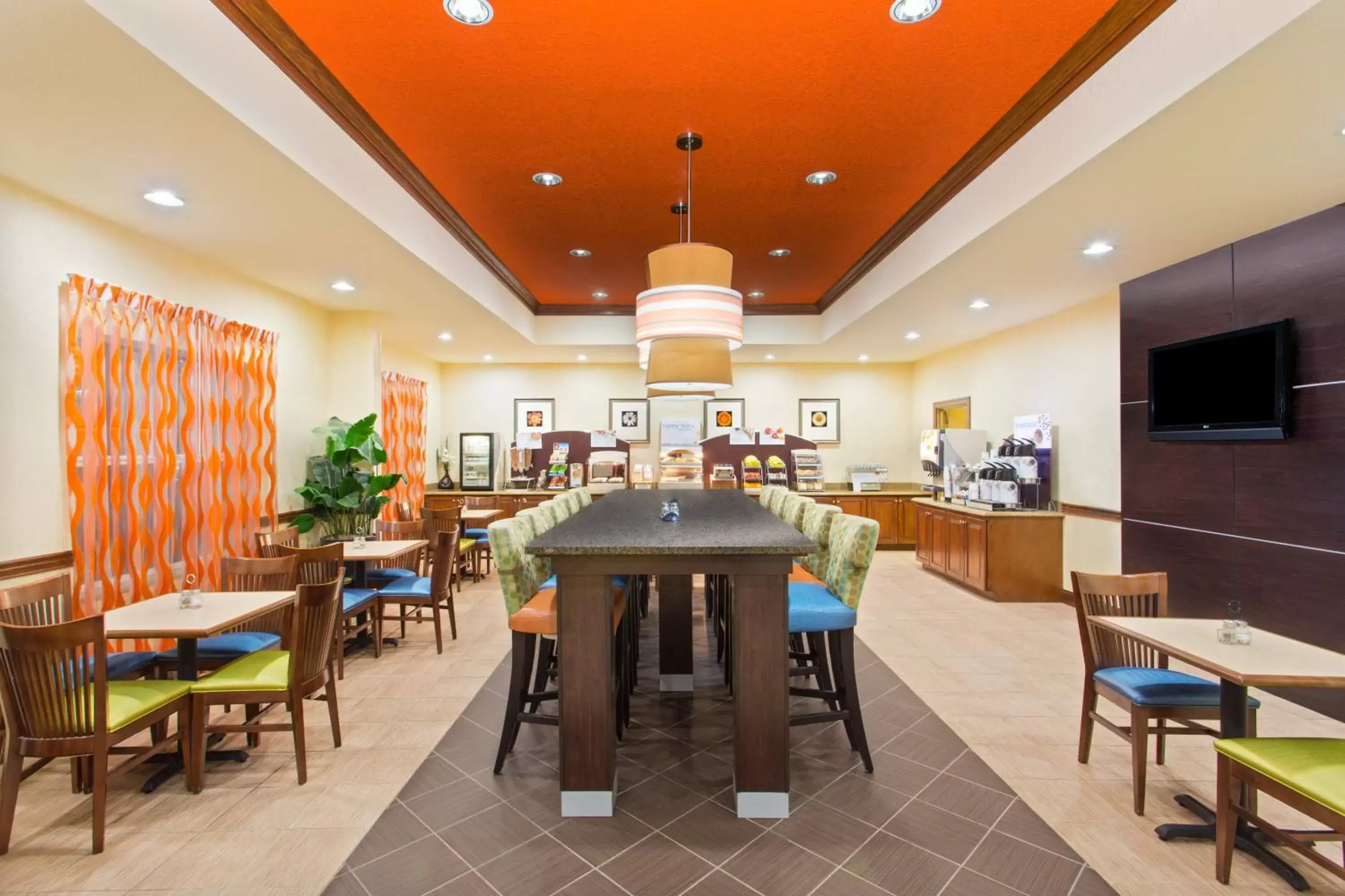 Breakfast, Restaurant/Places to Eat in Holiday Inn Express & Suites Lakeland North I-4, an IHG Hotel