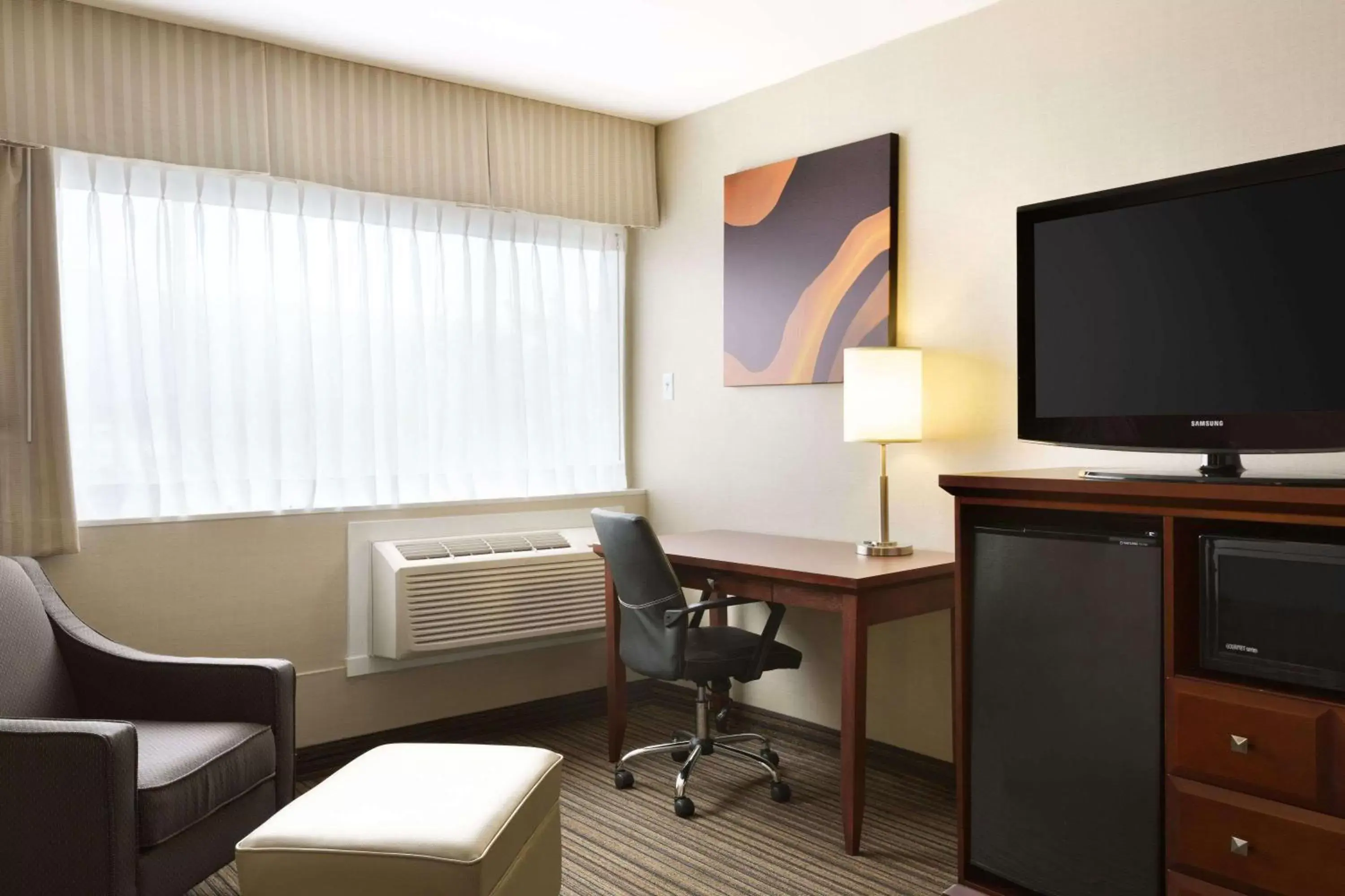 Photo of the whole room, TV/Entertainment Center in Days Inn by Wyndham Terrace