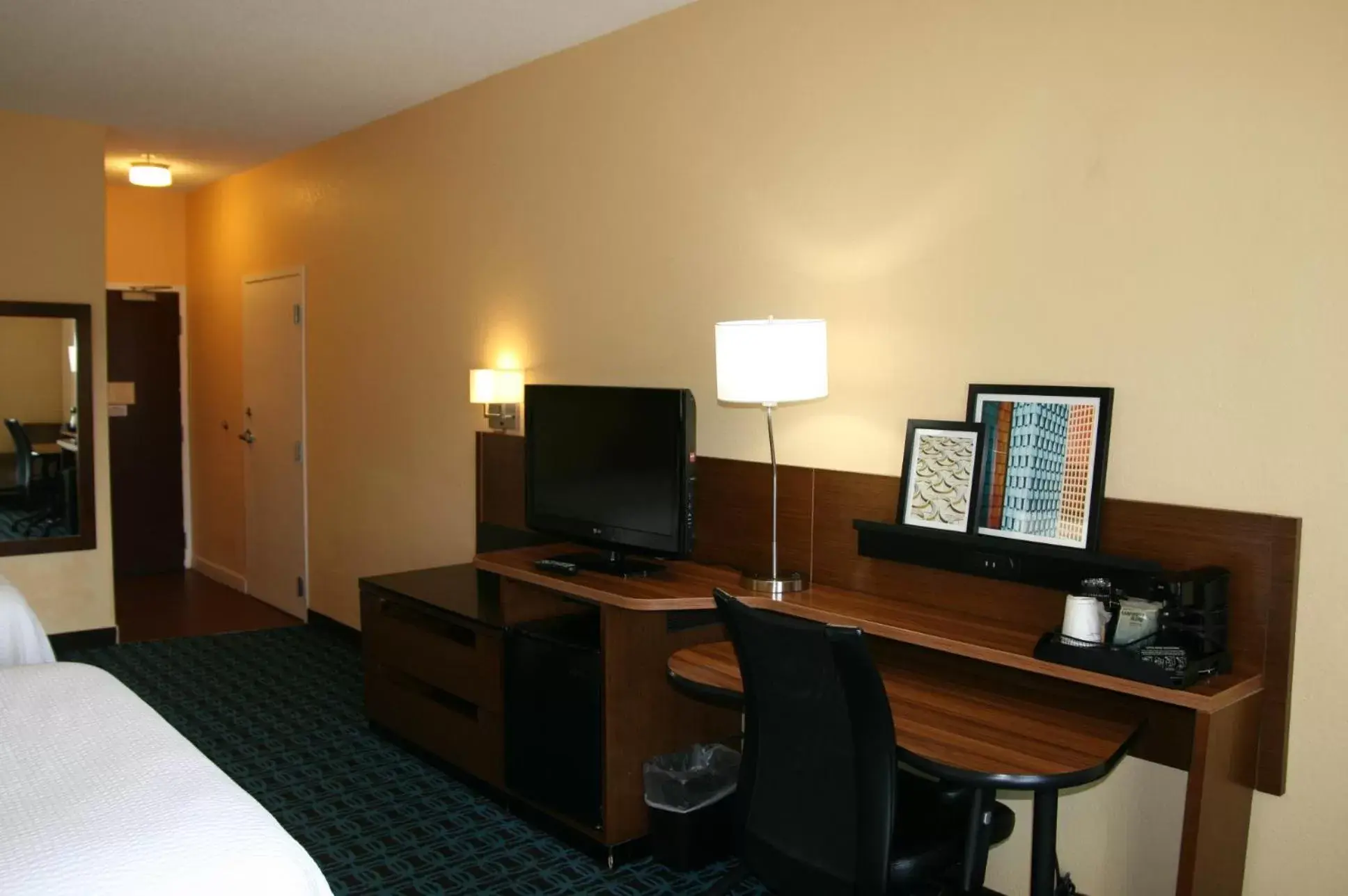 Bedroom, TV/Entertainment Center in Okatie Hilton Head Hotel