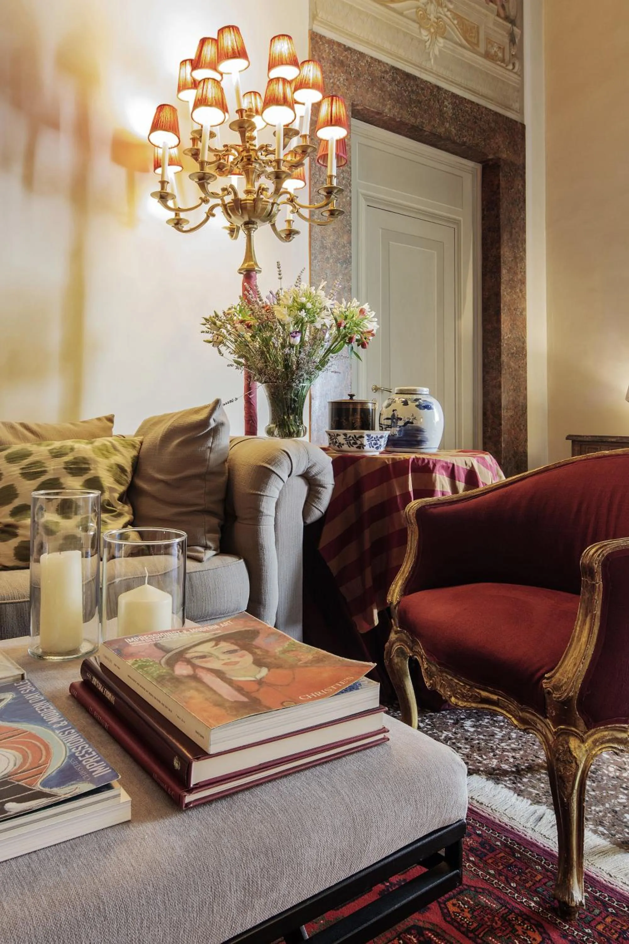 Communal lounge/ TV room in Al Palazzo del Marchese di Camugliano Residenza d'Epoca