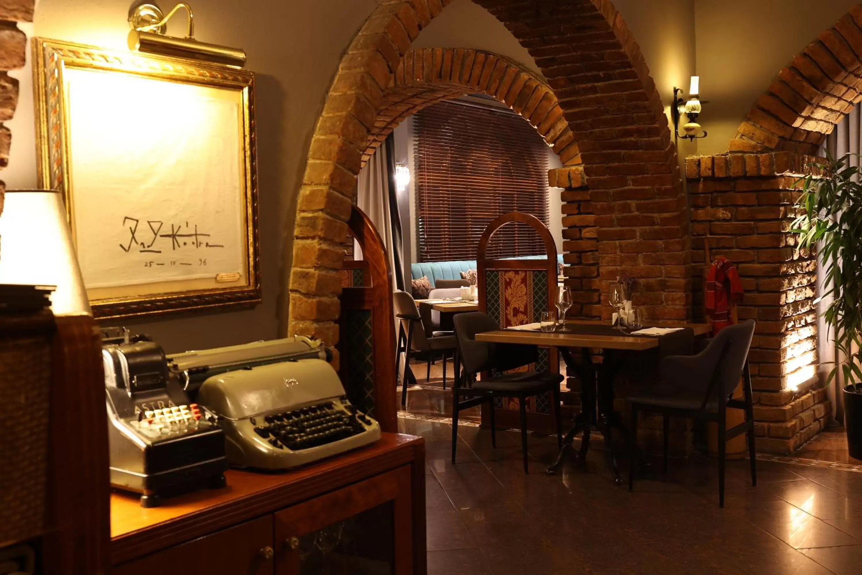 Restaurant/places to eat in Mondial Hotel Restaurant/places to eat in Mondial Hotel