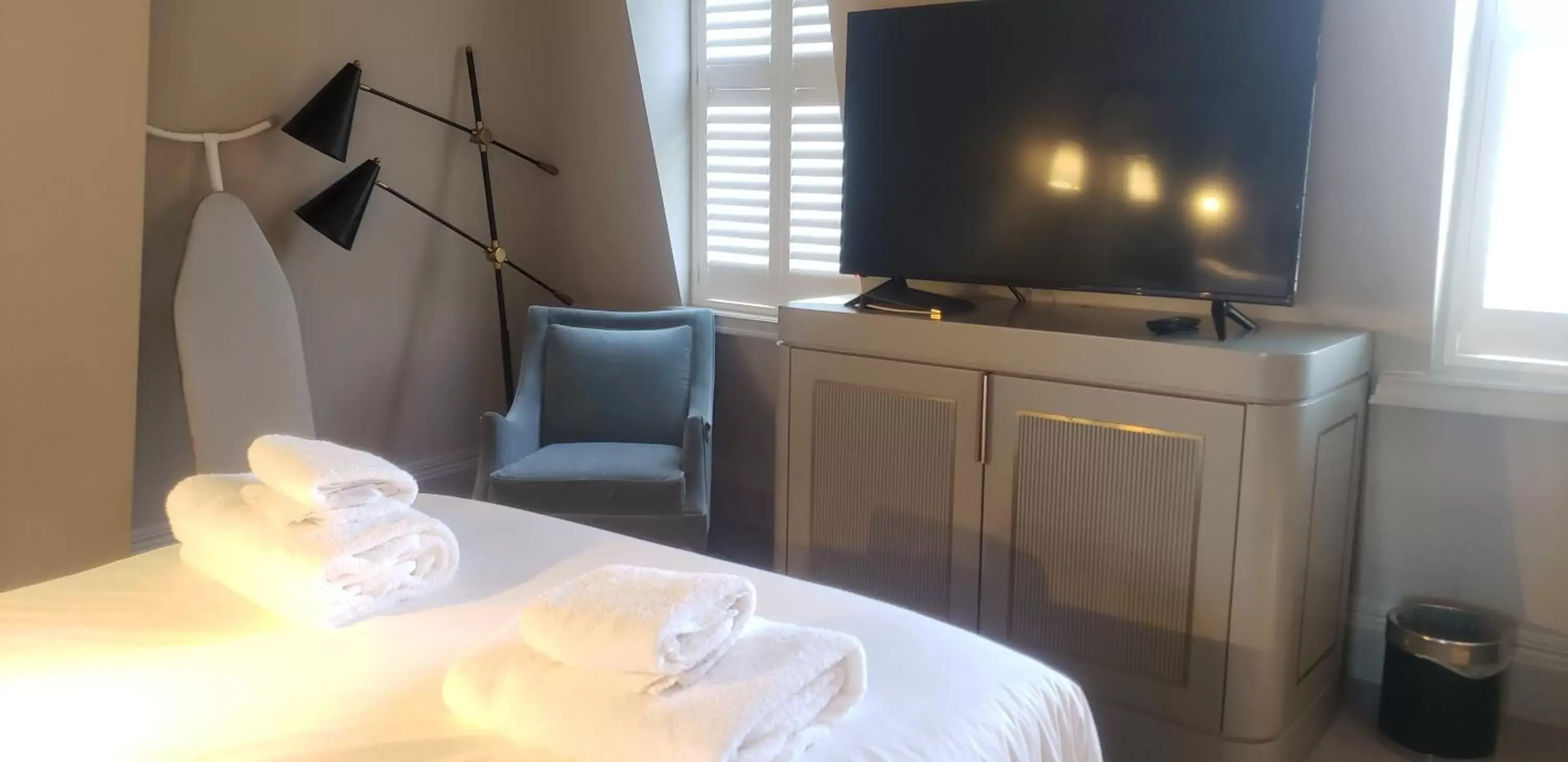 Bed, TV/Entertainment Center in Henrietta House, a member of Radisson Individuals
