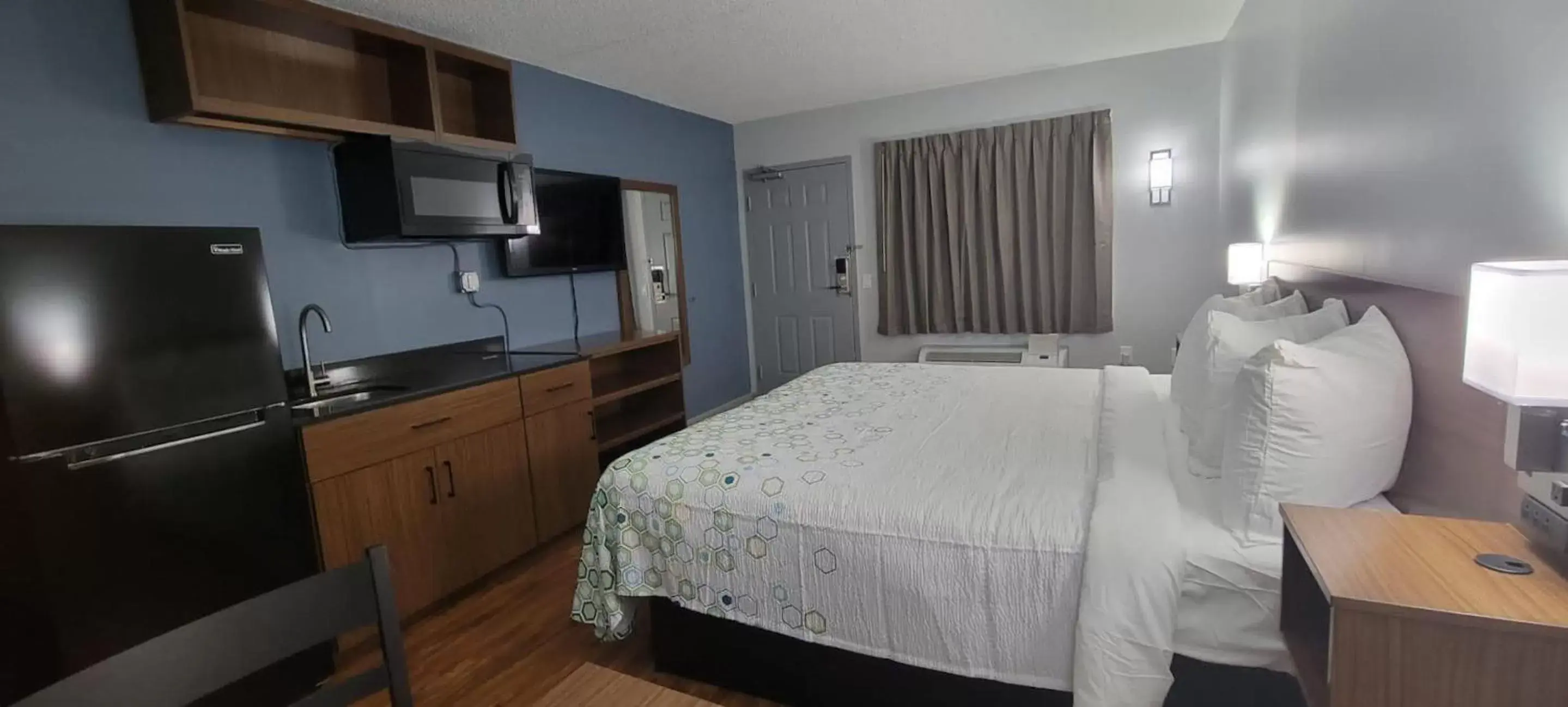 Bedroom in HomeTowne Studios by Red Roof Egg Harbor-Atlantic City Airport