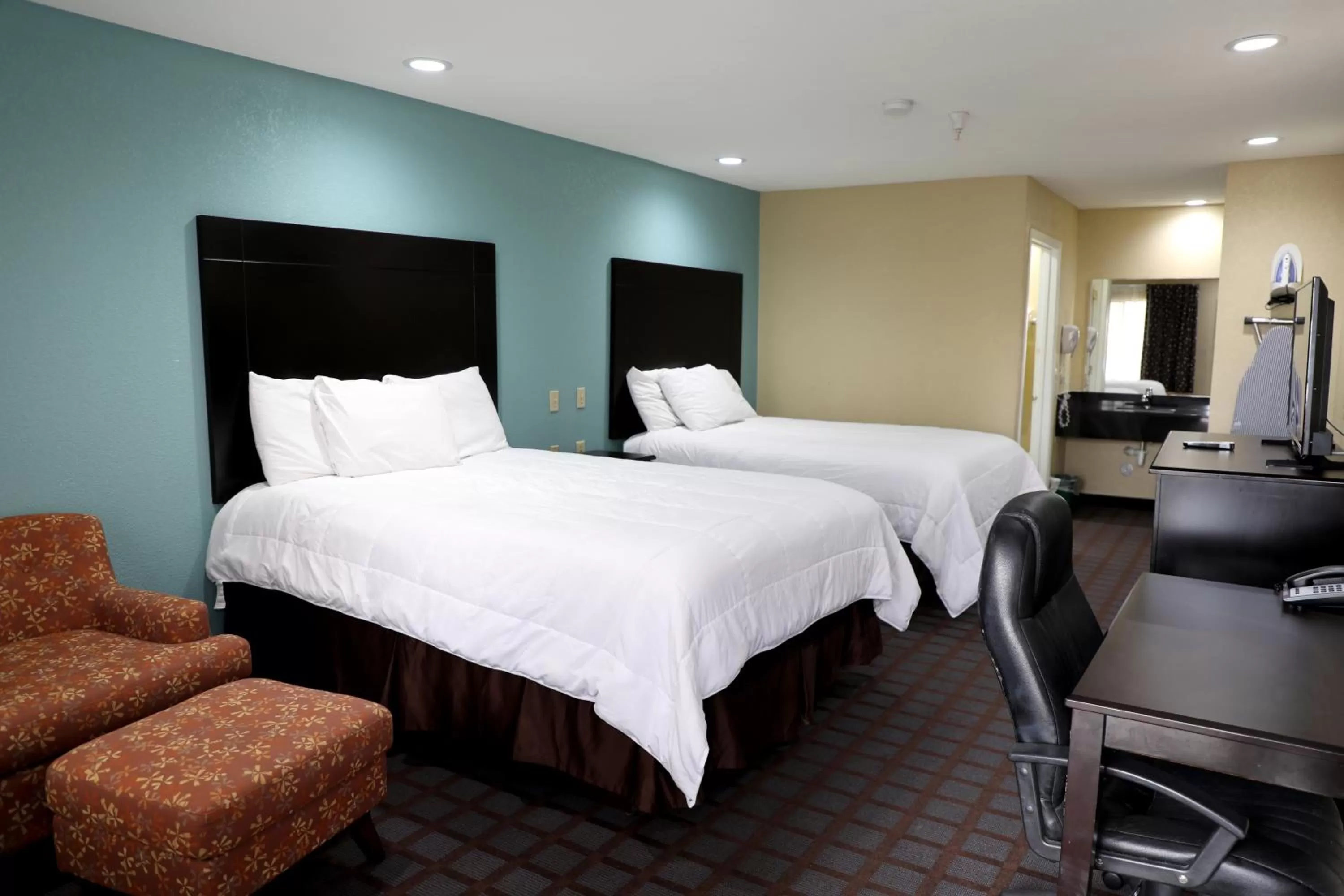 Bed in Ranger Inn & Suites