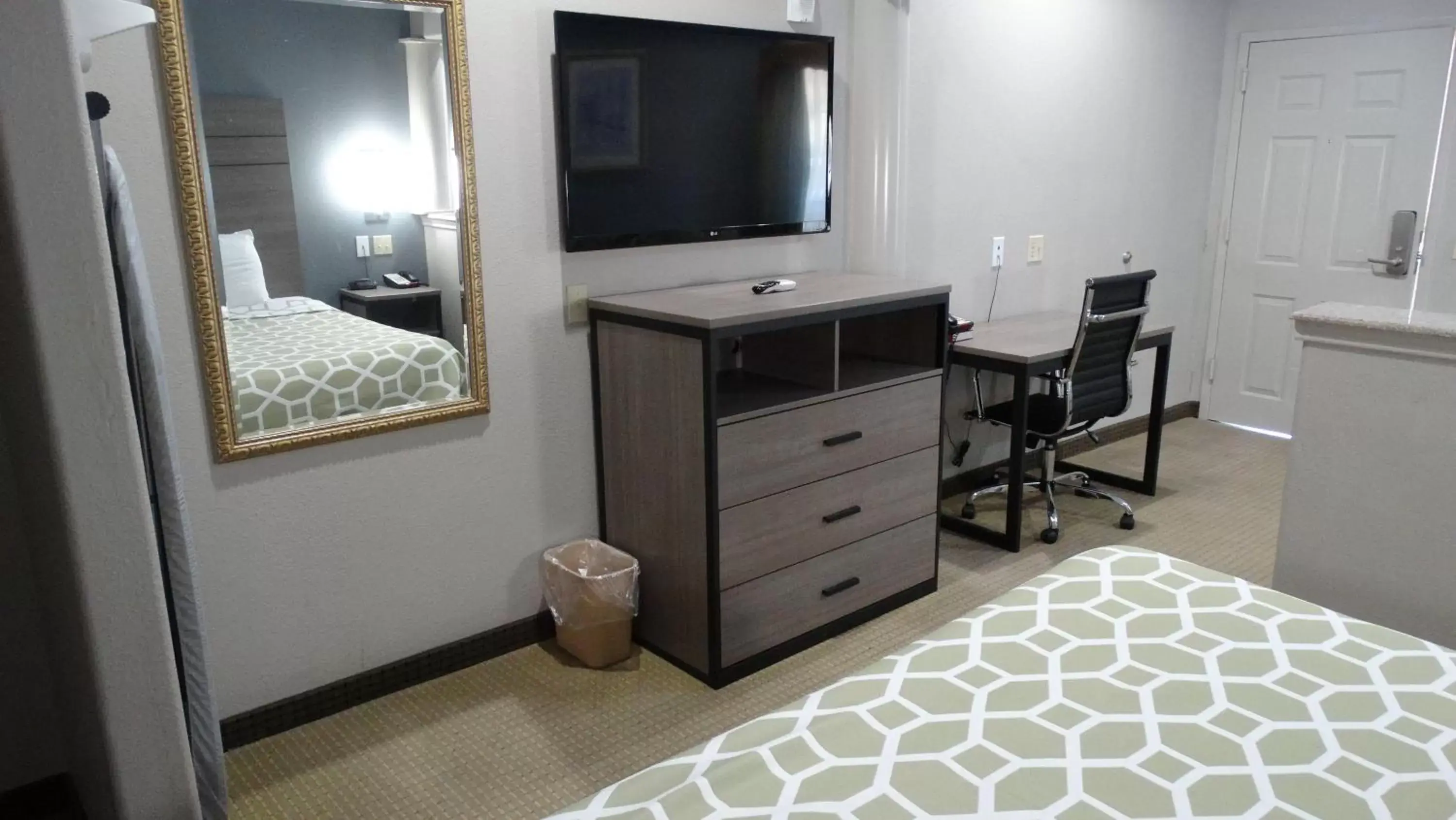 TV and multimedia, TV/Entertainment Center in Regency Inn and Suites Humble