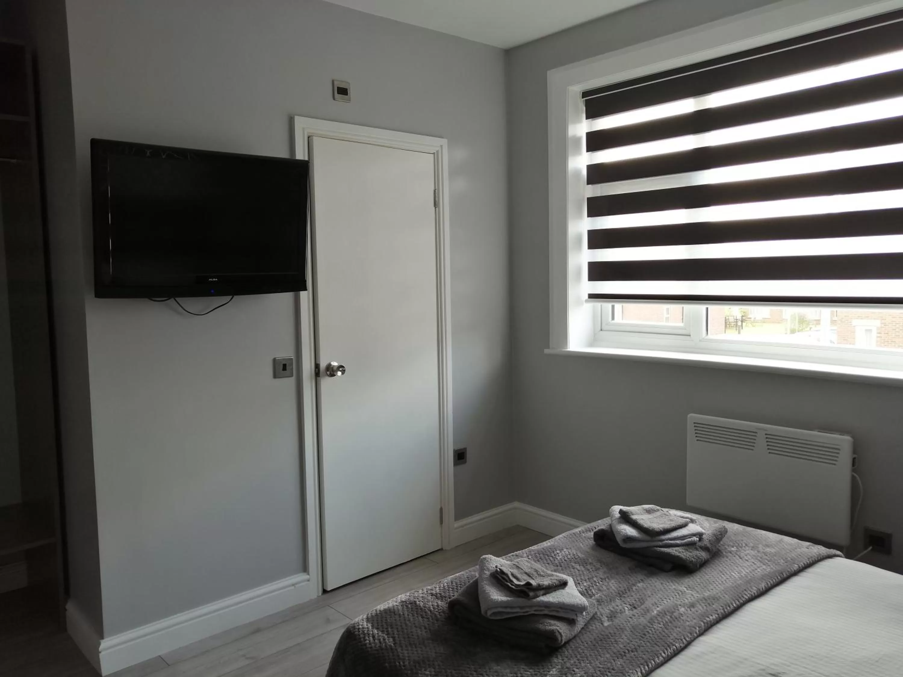 Bed, TV/Entertainment Center in Encore Rooms