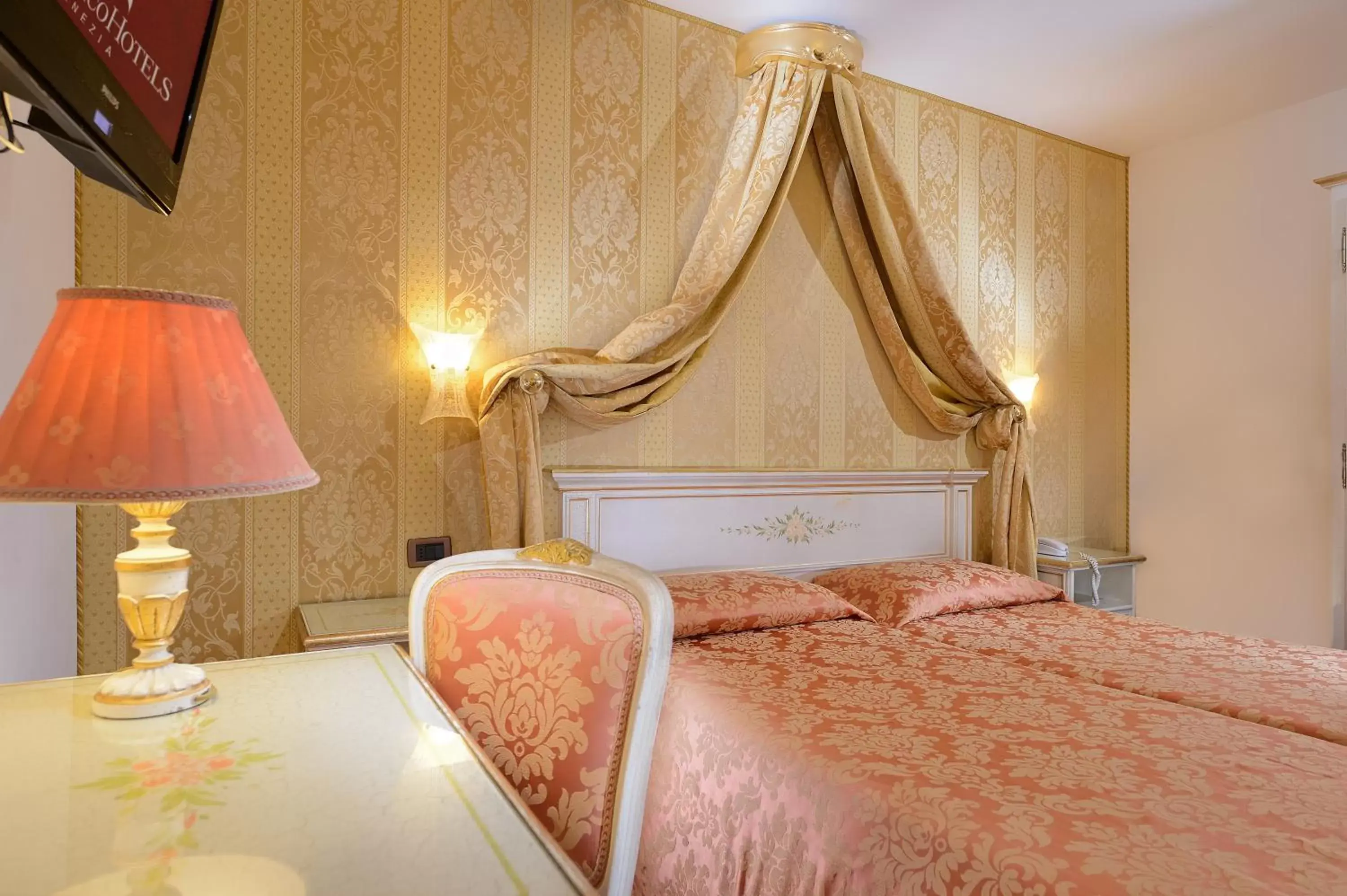 Photo of the whole room, Bed in Ambassador Tre Rose Photo of the whole room, Bed in Ambassador Tre Rose