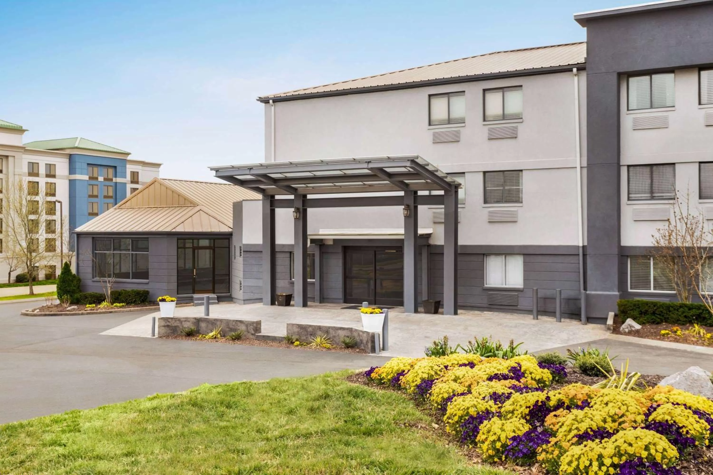 Property building in Luxe Studios Nashville Airport