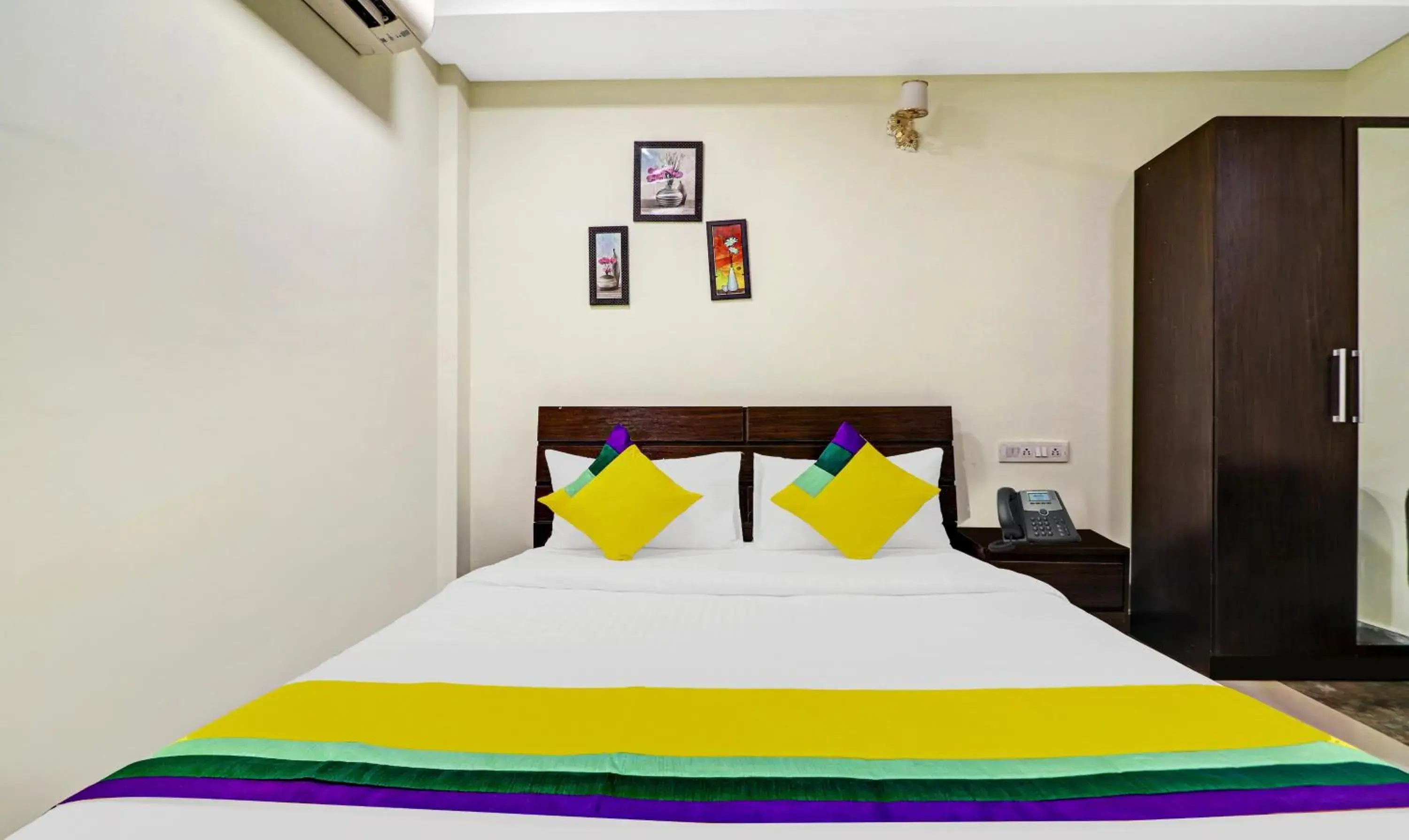 Bed in OYO 10595 Hotel Mirras