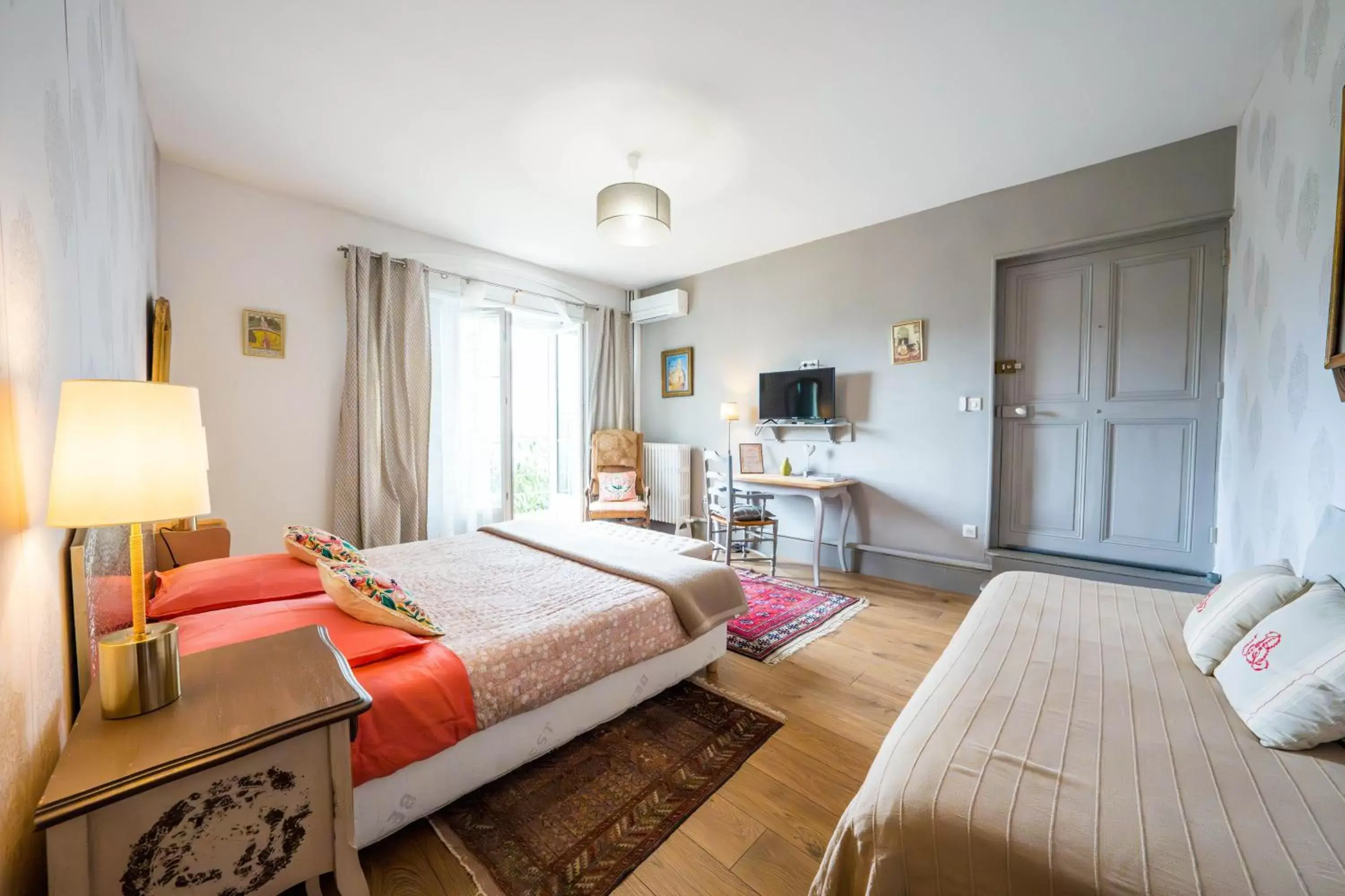 Photo of the whole room, Bed in La Maison Jaffran, suite en ville