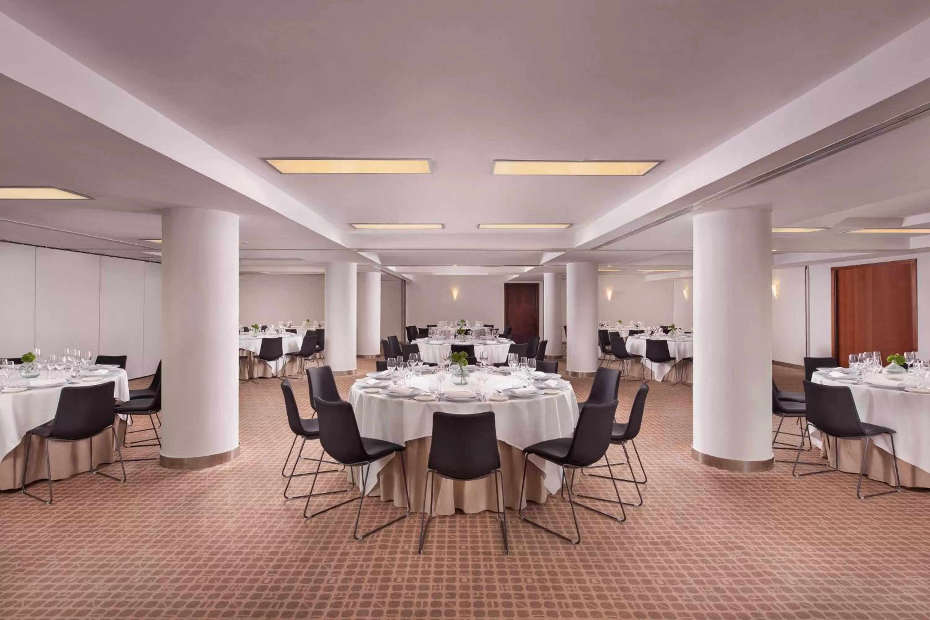 Lounge or bar in Le Meridien Barcelona