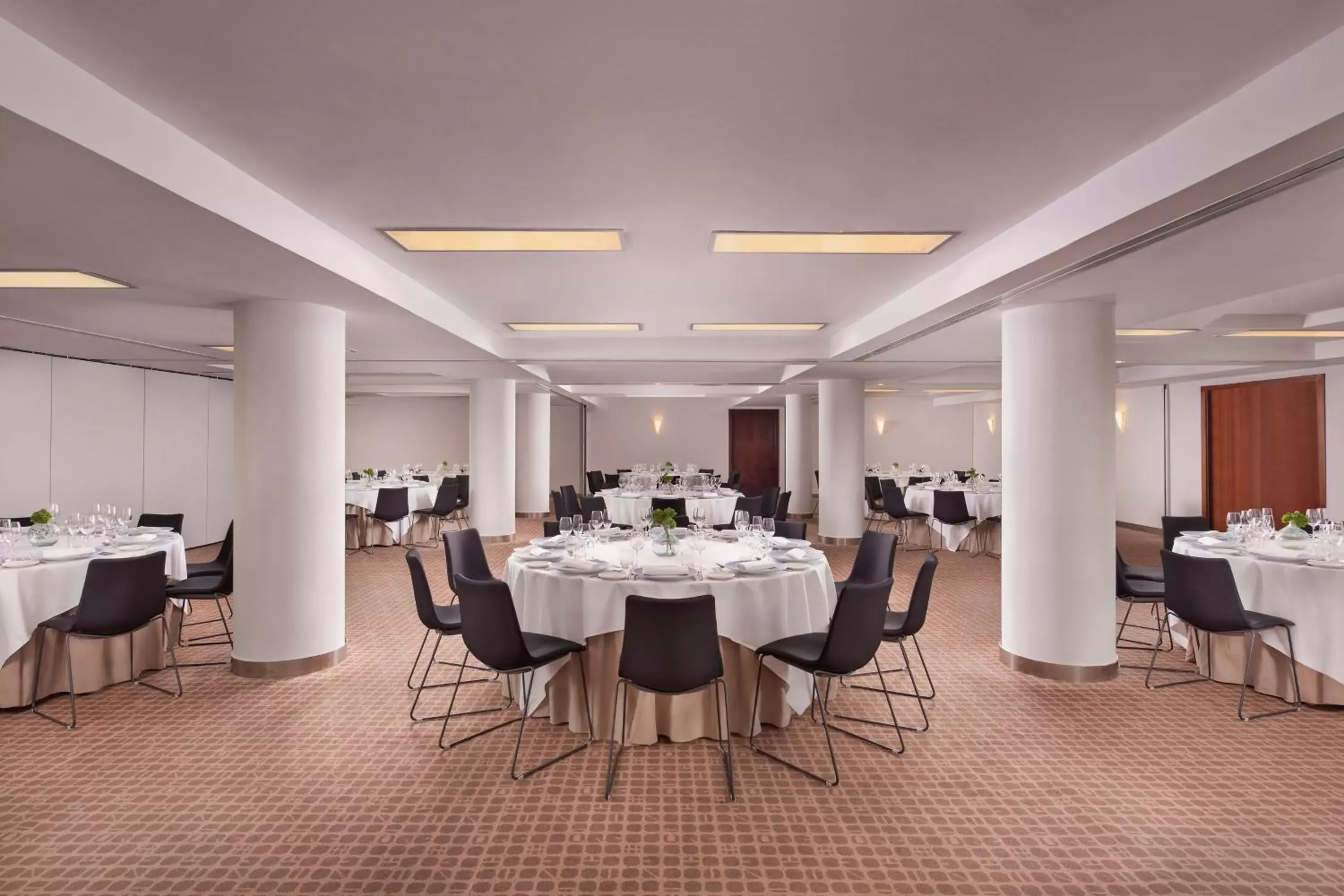 Meeting/conference room, Restaurant/Places to Eat in Le Meridien Barcelona