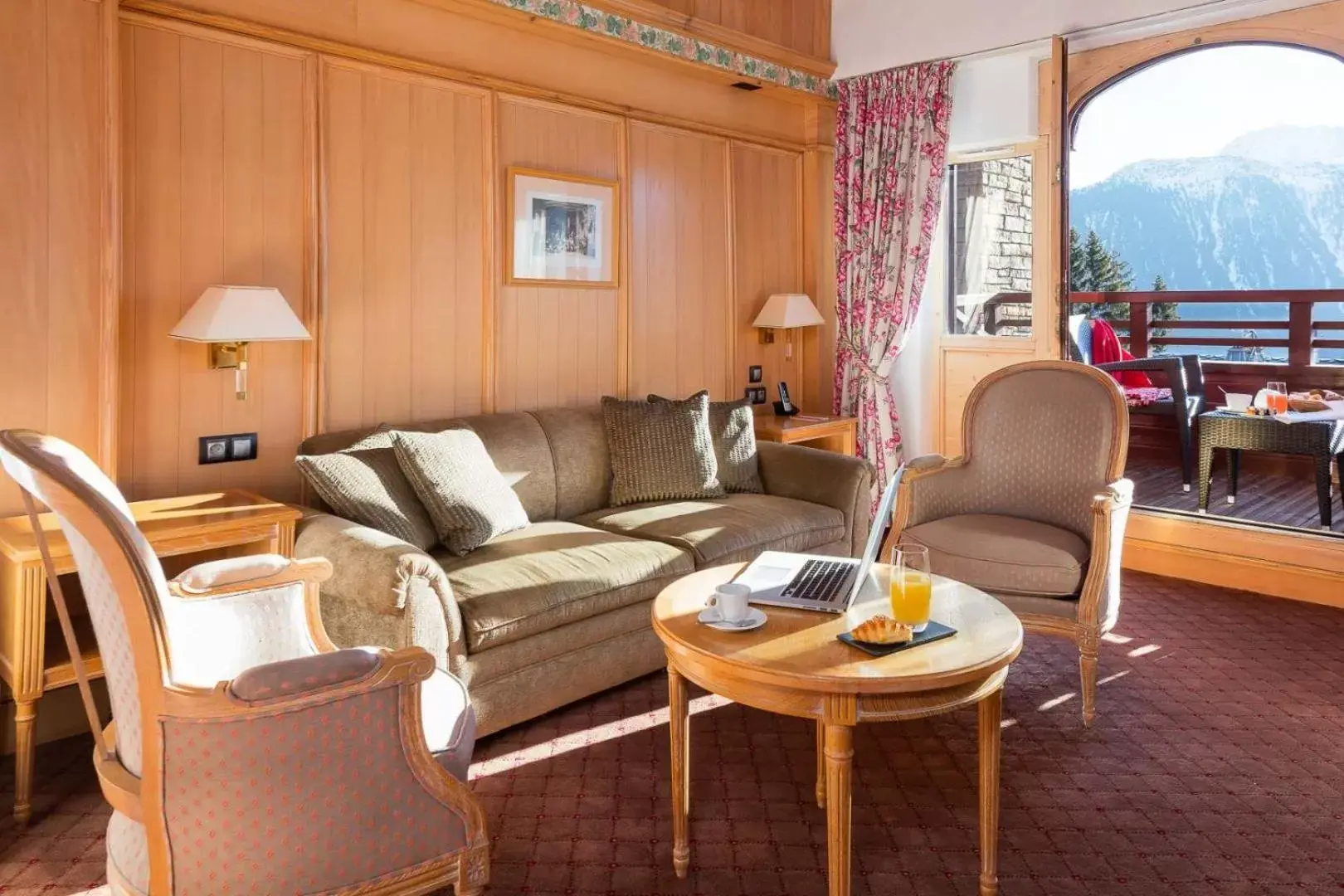 Coffee/tea facilities, Seating Area in Hotel Carlina