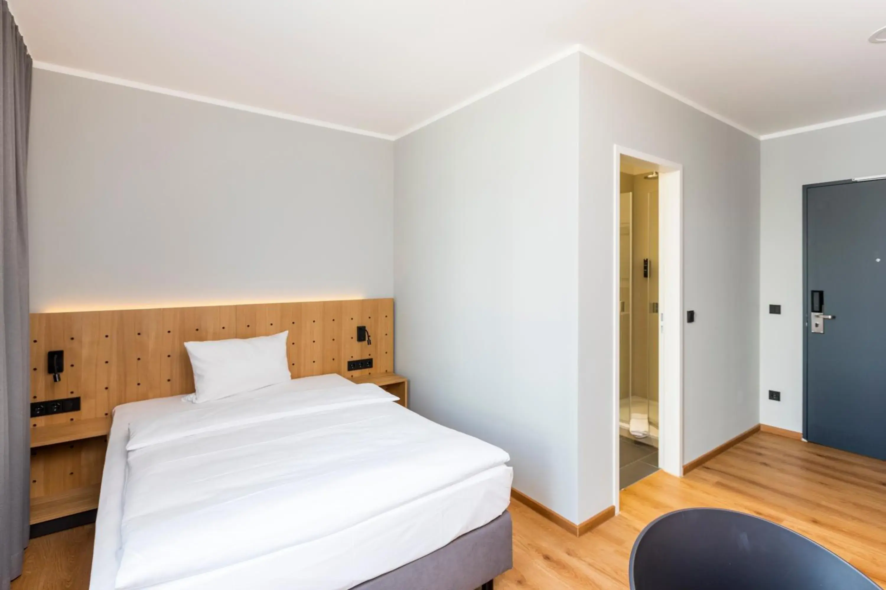 Photo of the whole room, Bed in mk hotel eschborn