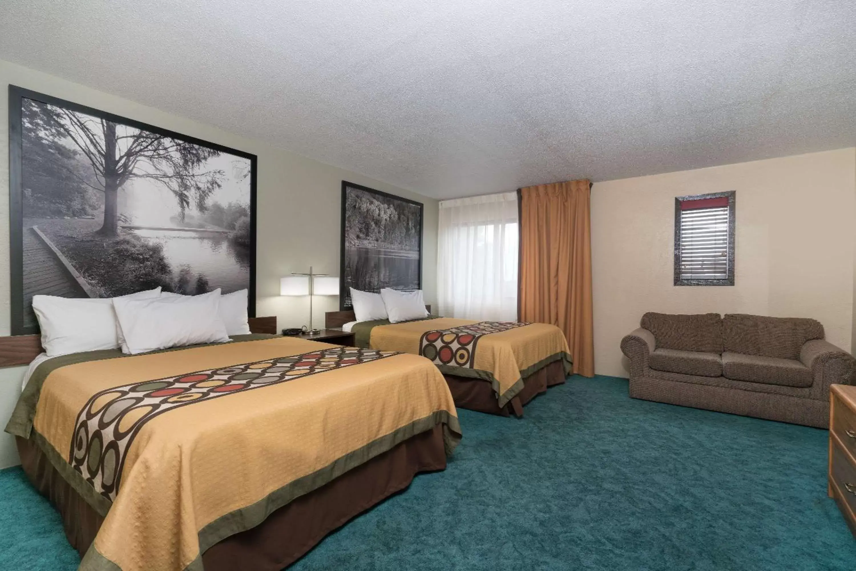 Photo of the whole room in Super 8 by Wyndham Alexandria MN