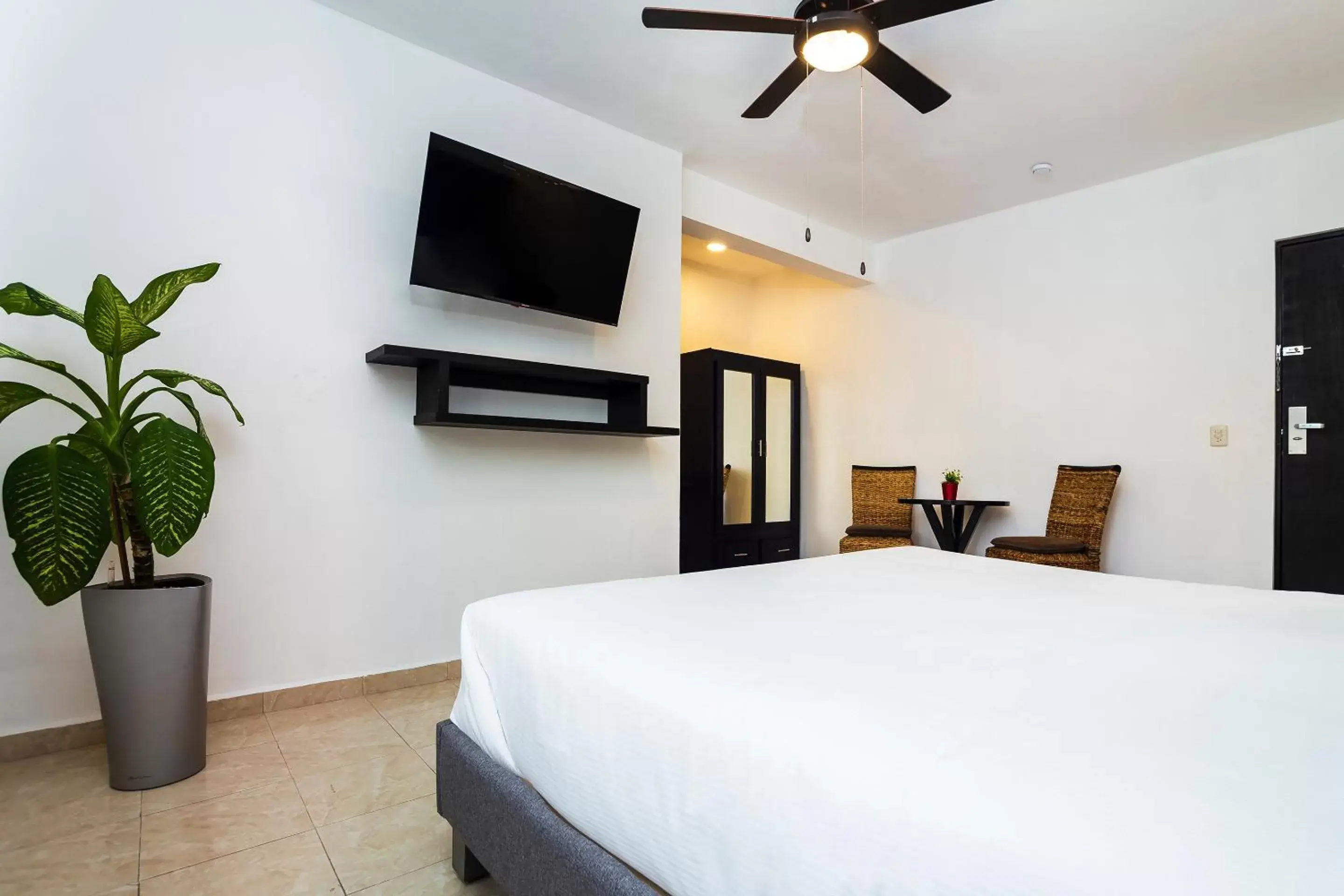 Photo of the whole room, Bed in San José Suites Boutique