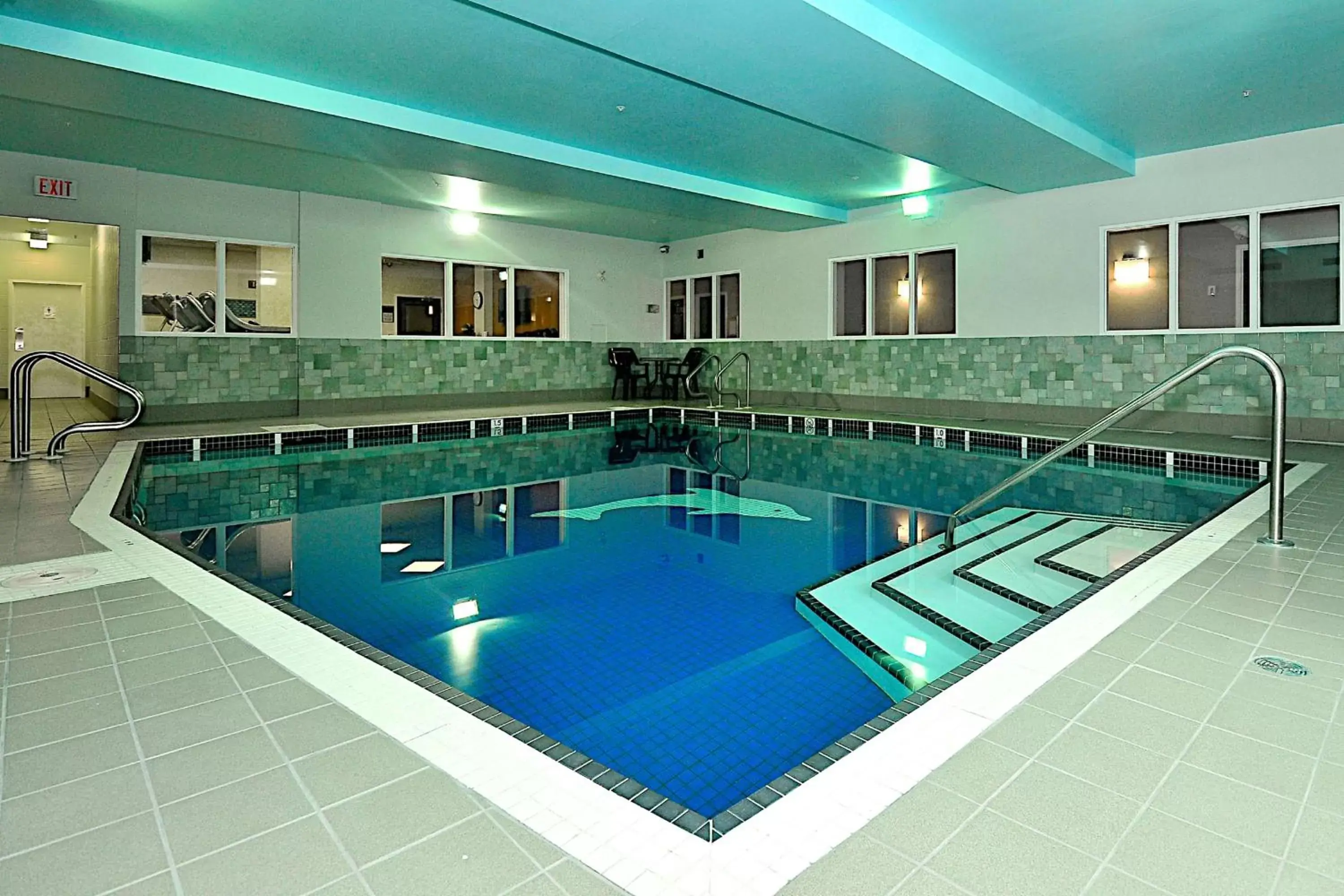 Pool view, Swimming Pool in Hampton Inn & Suites by Hilton Calgary-Airport