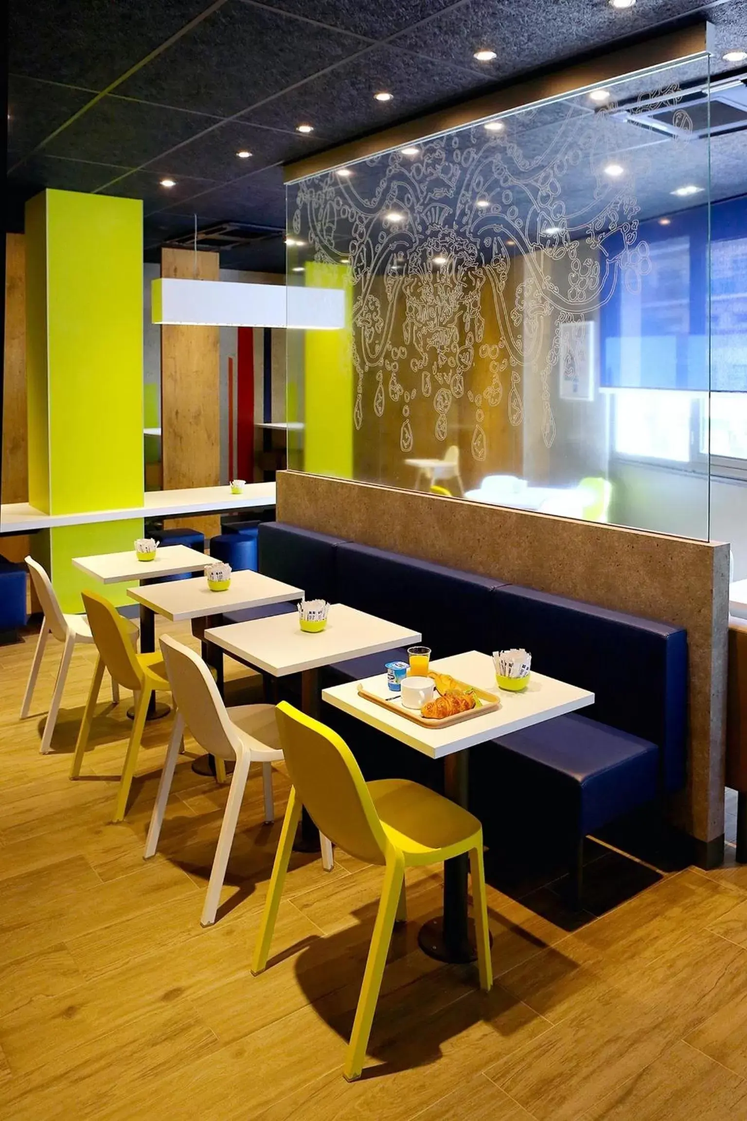 Lounge or bar, Restaurant/Places to Eat in Ibis Budget Toulon Centre