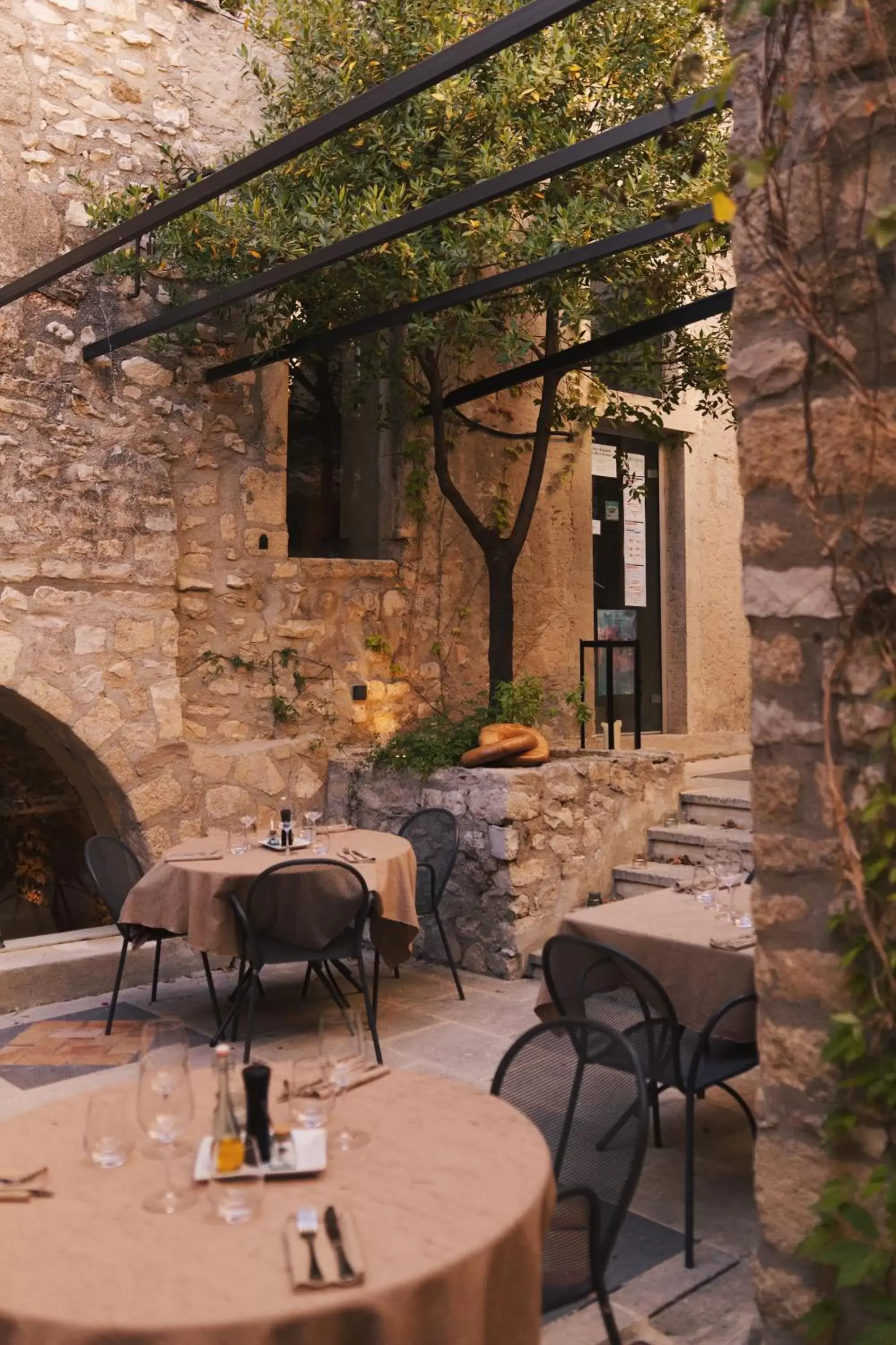 Restaurant/Places to Eat in Hôtel la Fête en Provence