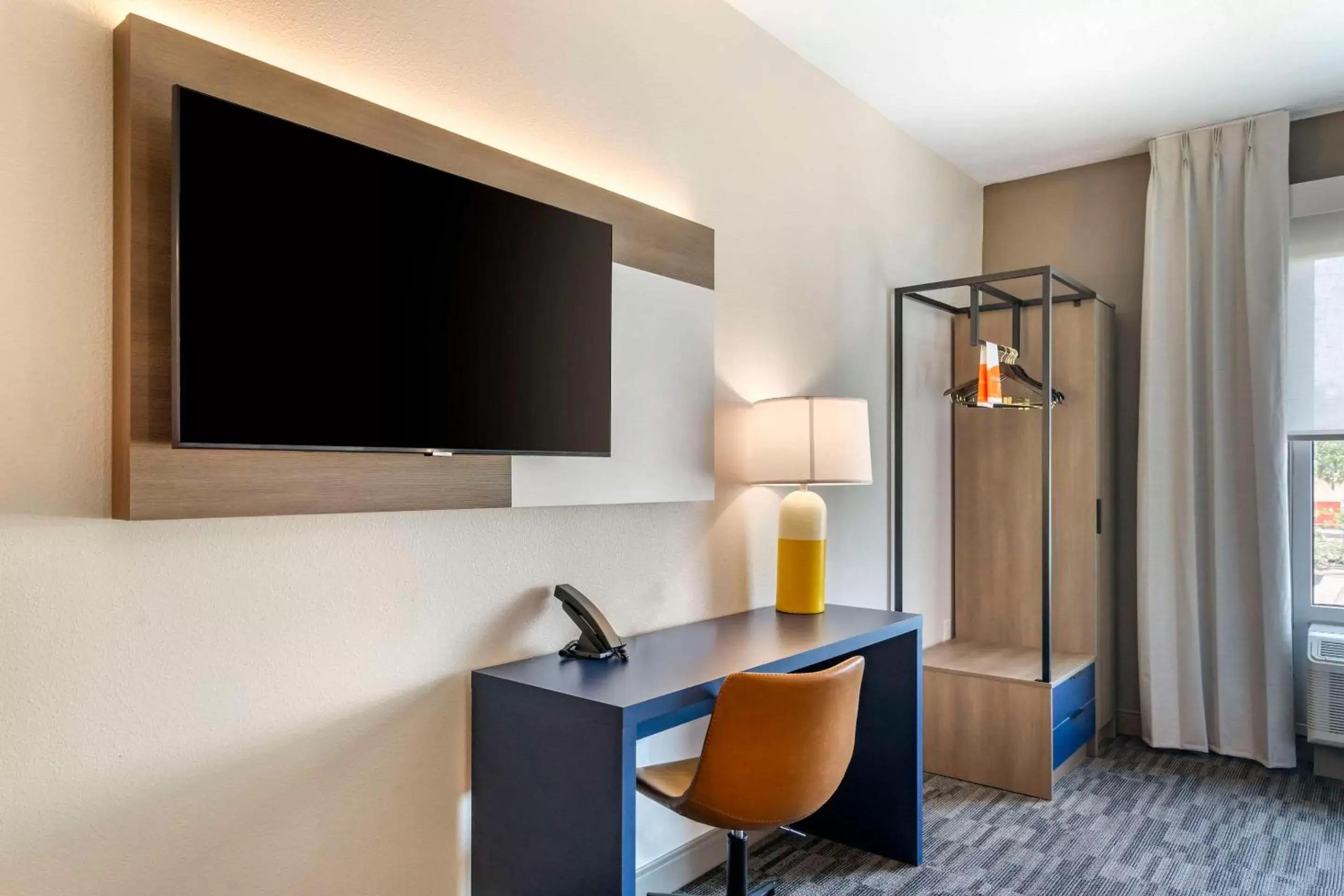 Bedroom, TV/Entertainment Center in Comfort Inn & Suites New Port Richey Downtown District