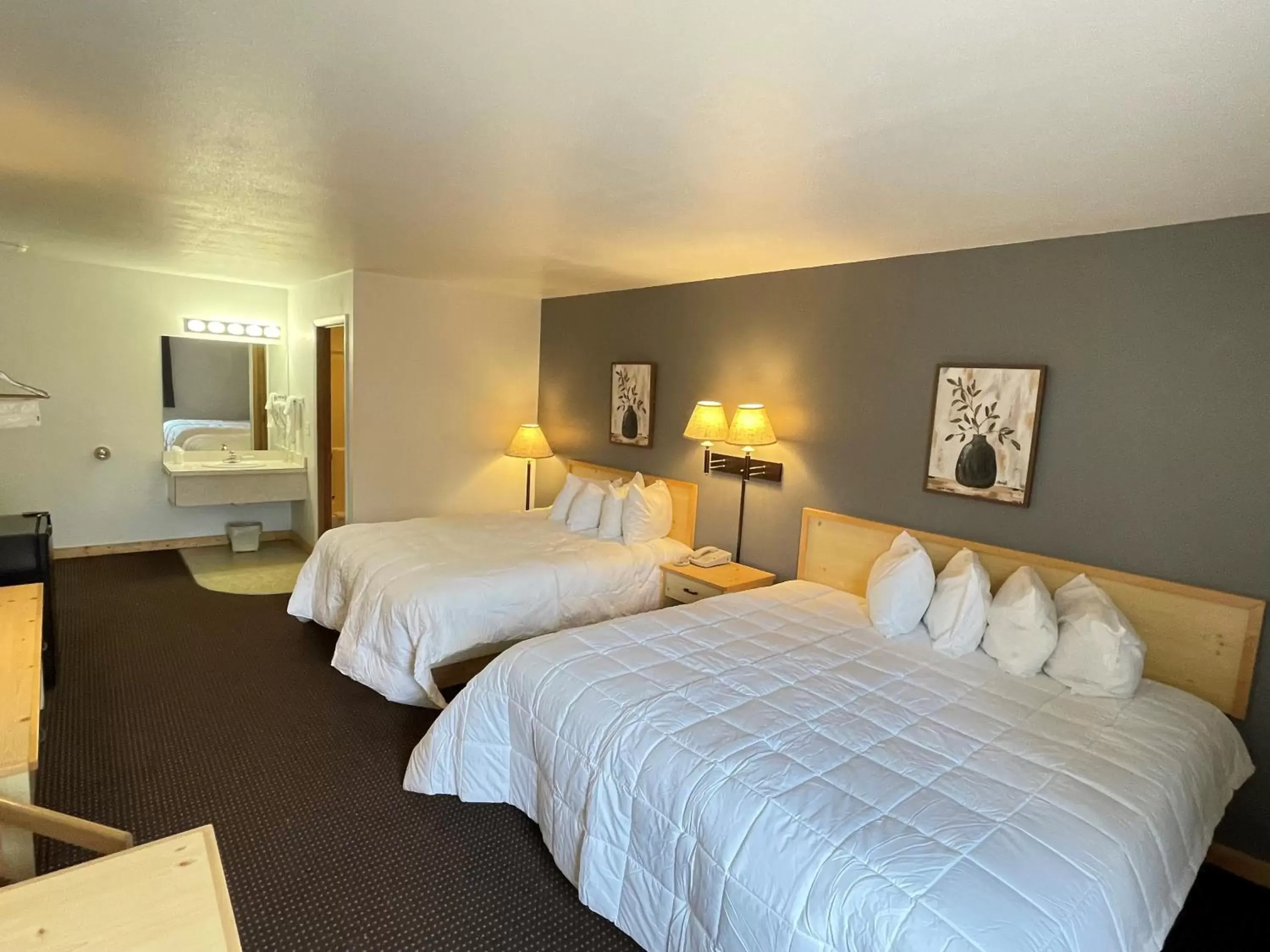 Bathroom, Bed in Moose Creek Lodge & Suites