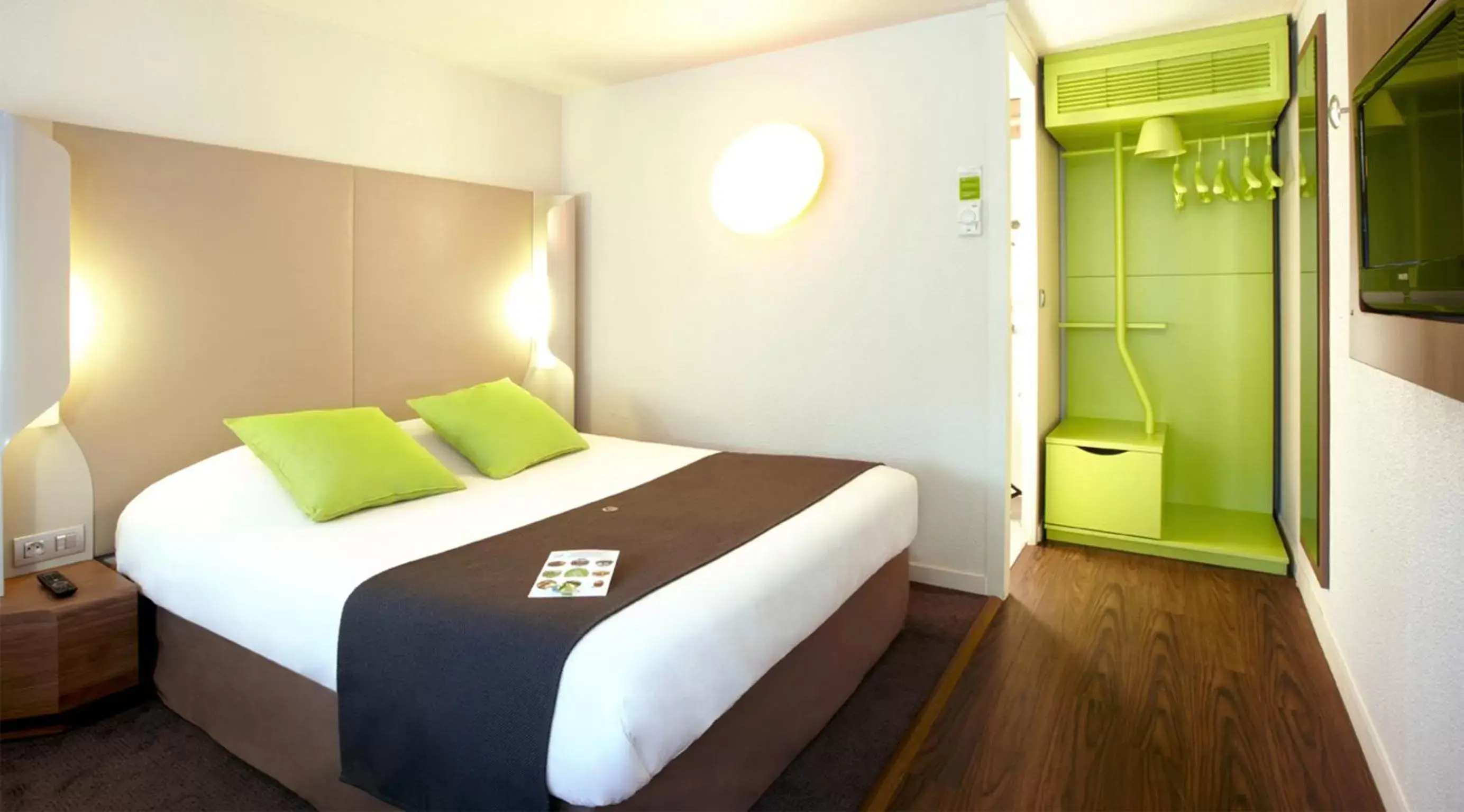 Bedroom, Bed in Campanile Aix-en-Provence Sud - Pont de l'Arc