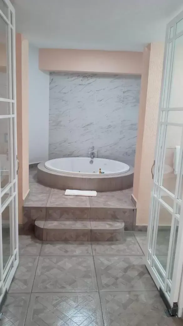 Hot Tub, Bathroom in Hotel Medrano Temáticas and Business Rooms Aguascalientes