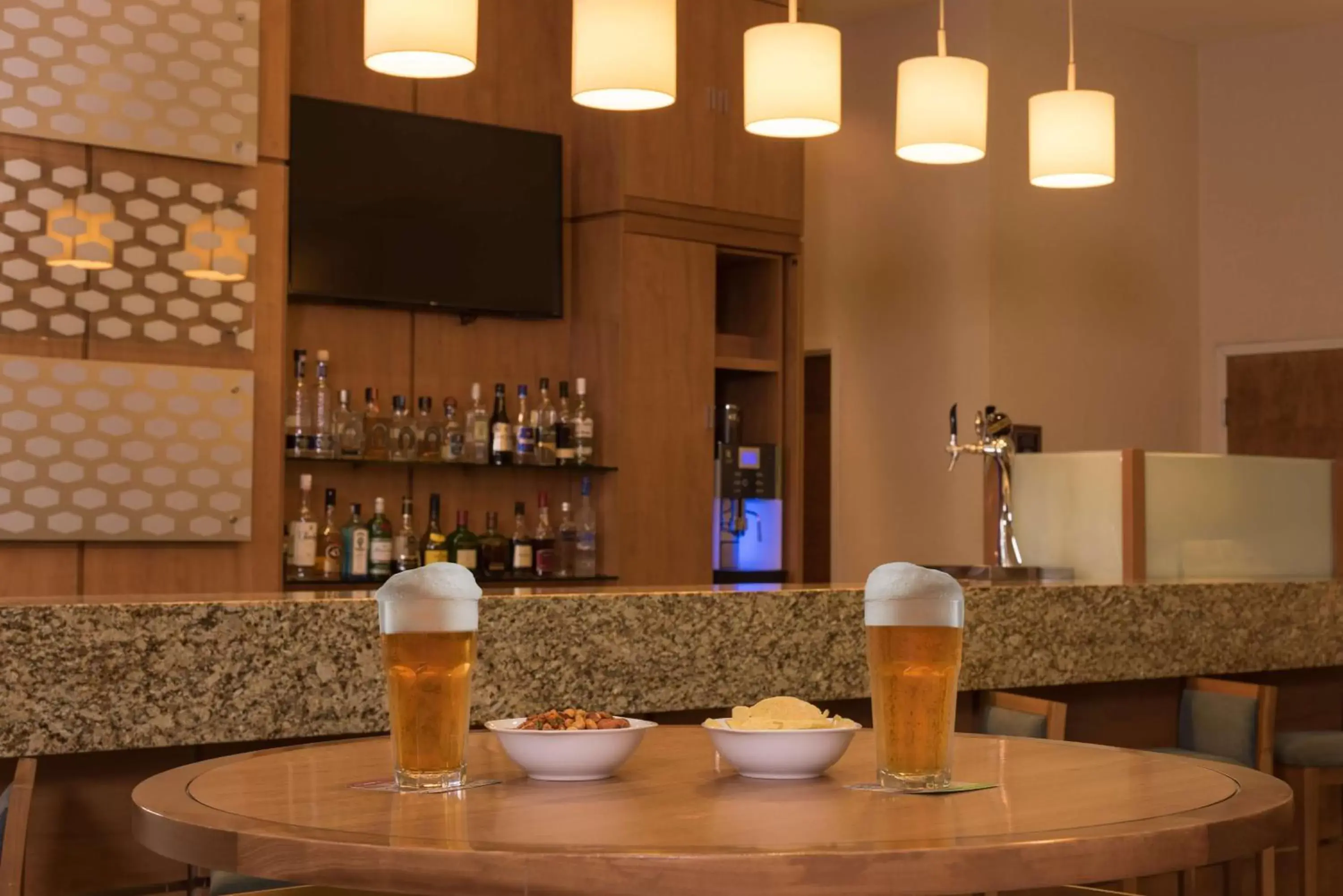 Lounge or bar in Hampton by Hilton Guadalajara Expo