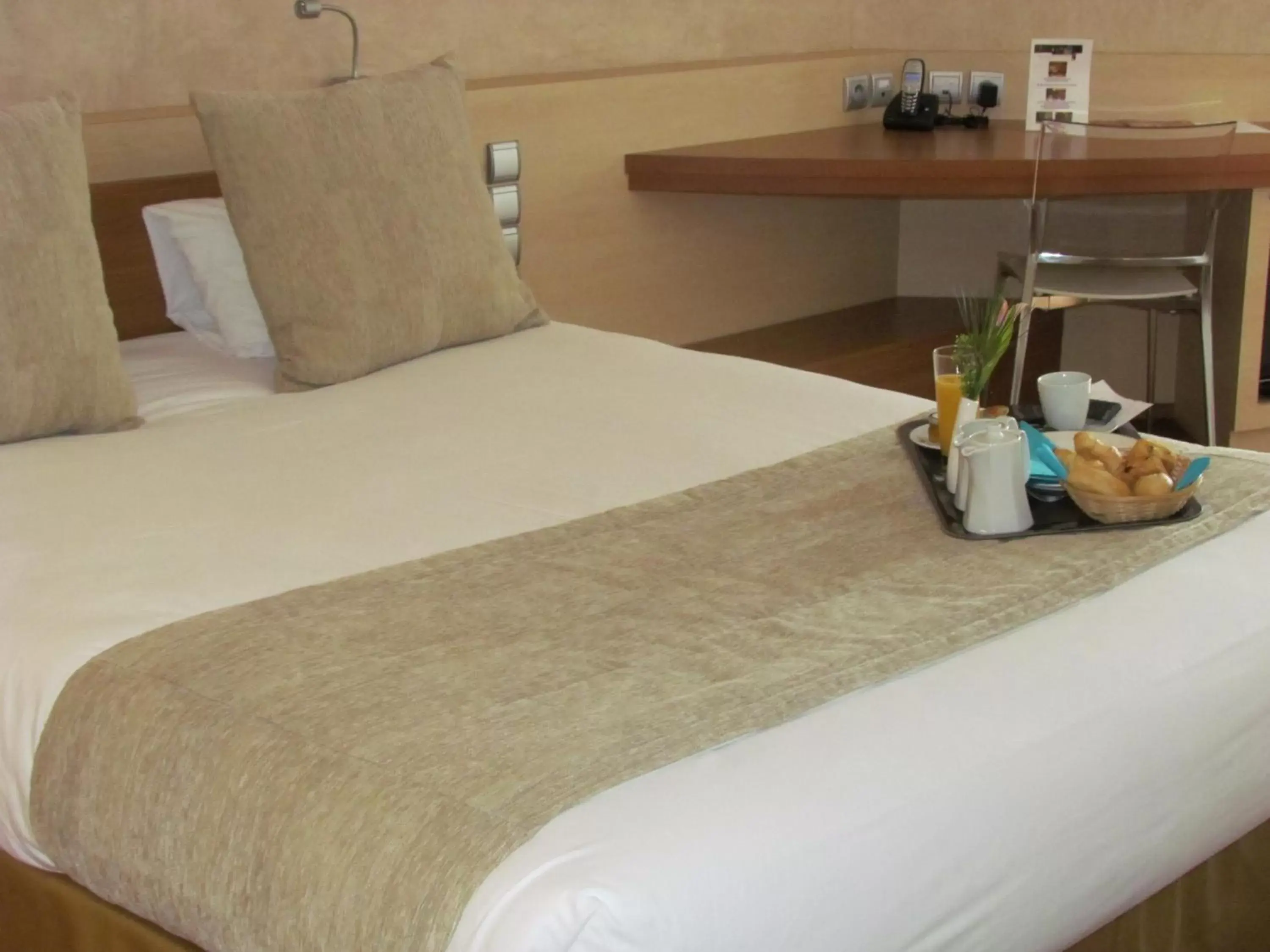 Bed in Hotel L'Hotan
