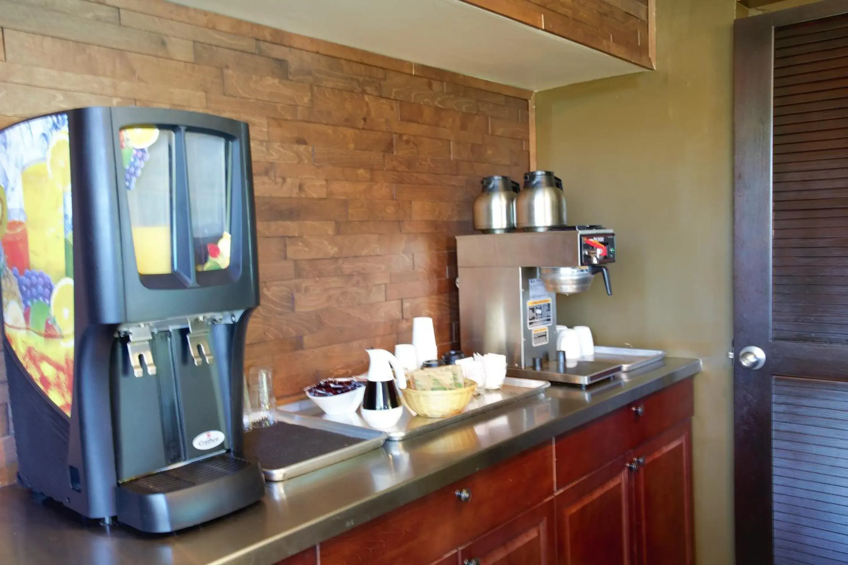 Coffee/tea facilities, Kitchen/Kitchenette in Recreation Inn and Suites