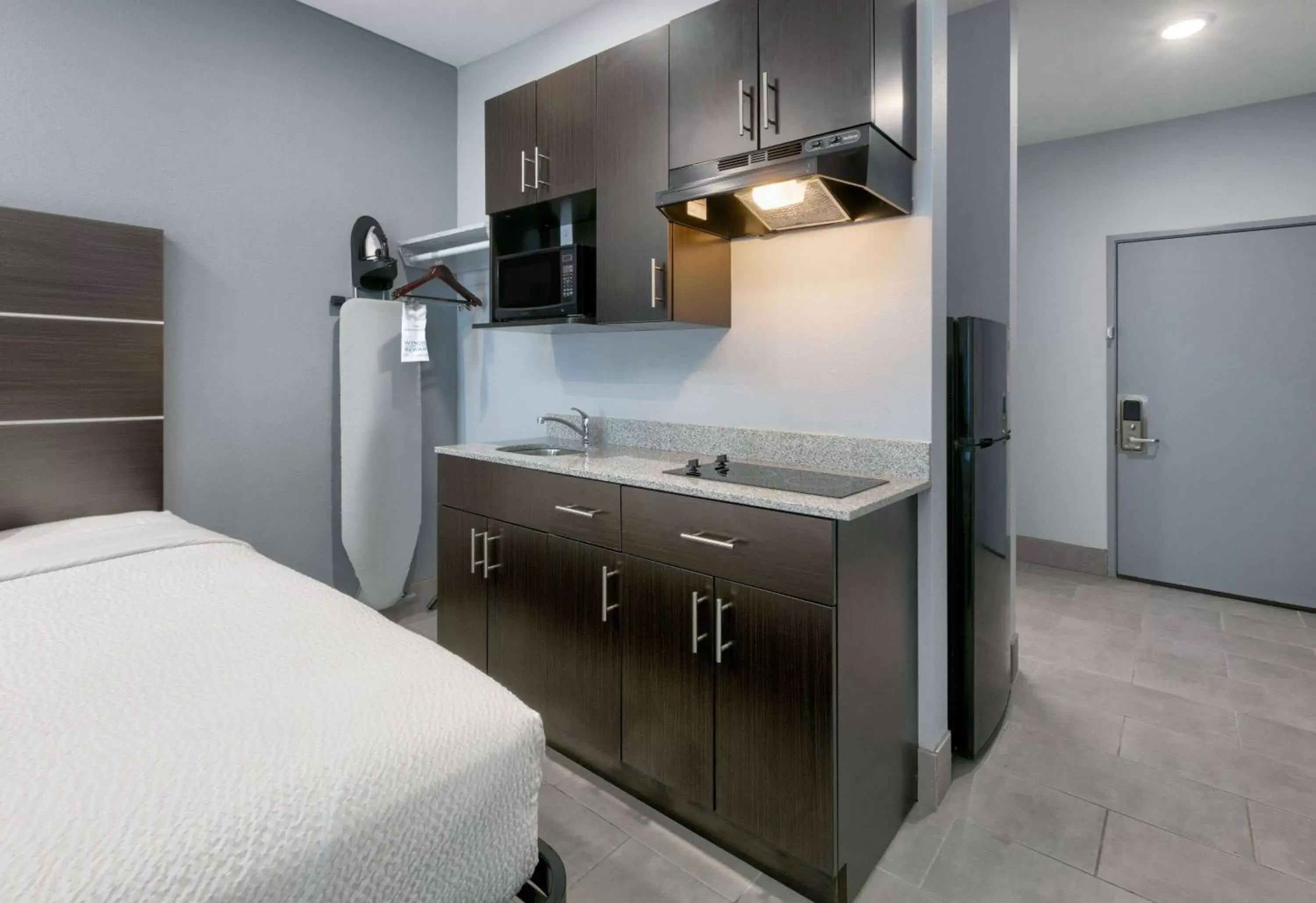 Bed, Kitchen/Kitchenette in Days Inn by Wyndham Zachary LA