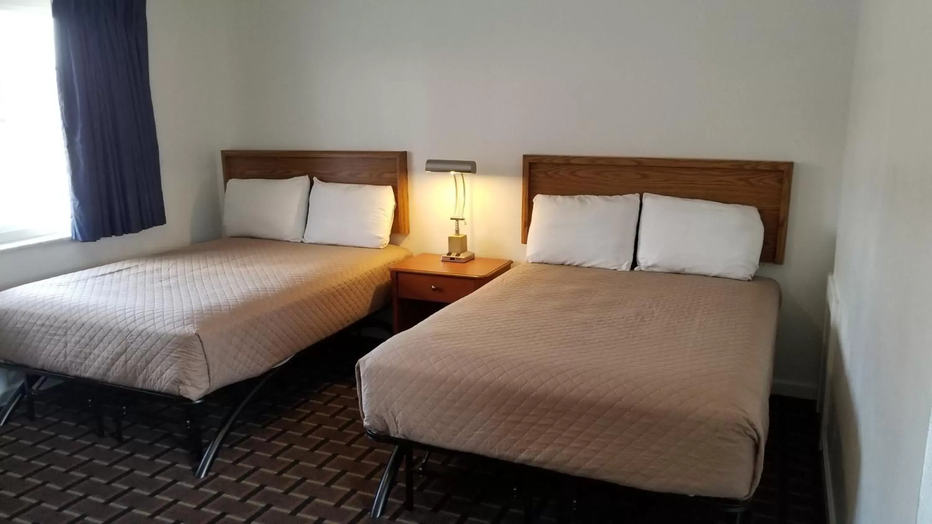 Bedroom, Bed in Budget Inn Breezewood