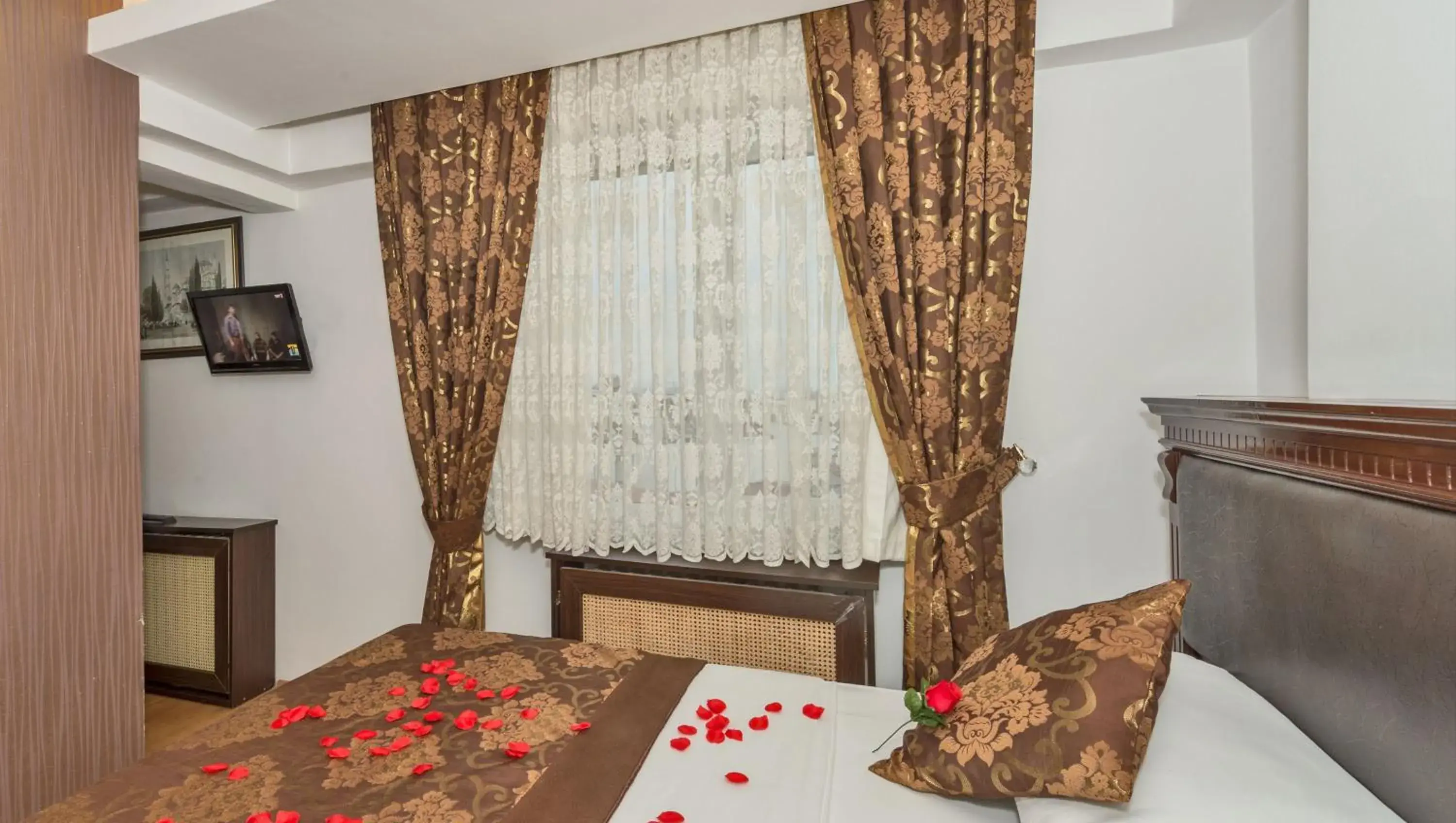 Bed, Dining Area in Kuran Hotel International