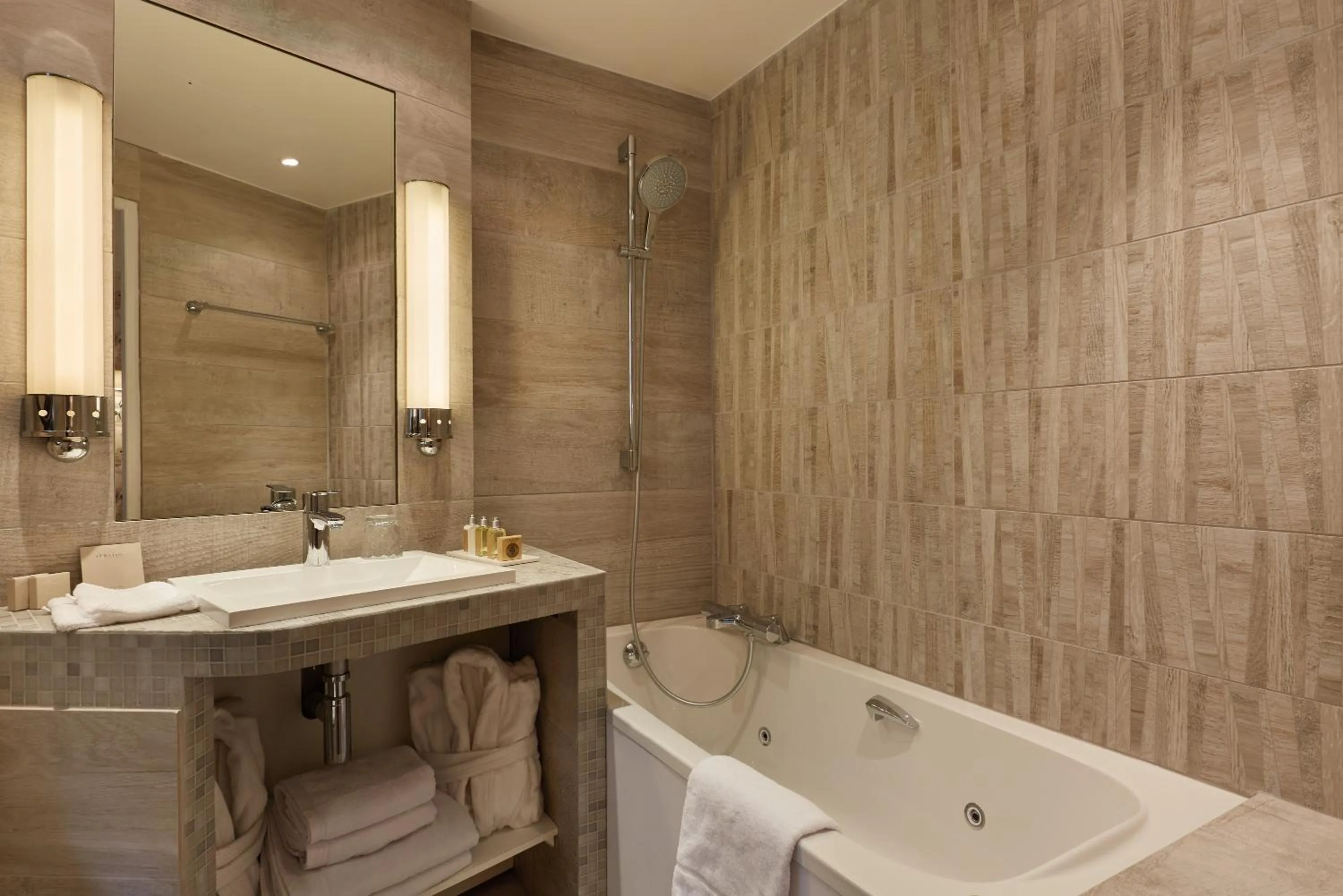 Hot Tub in Hôtel Relais Saint Jacques Paris