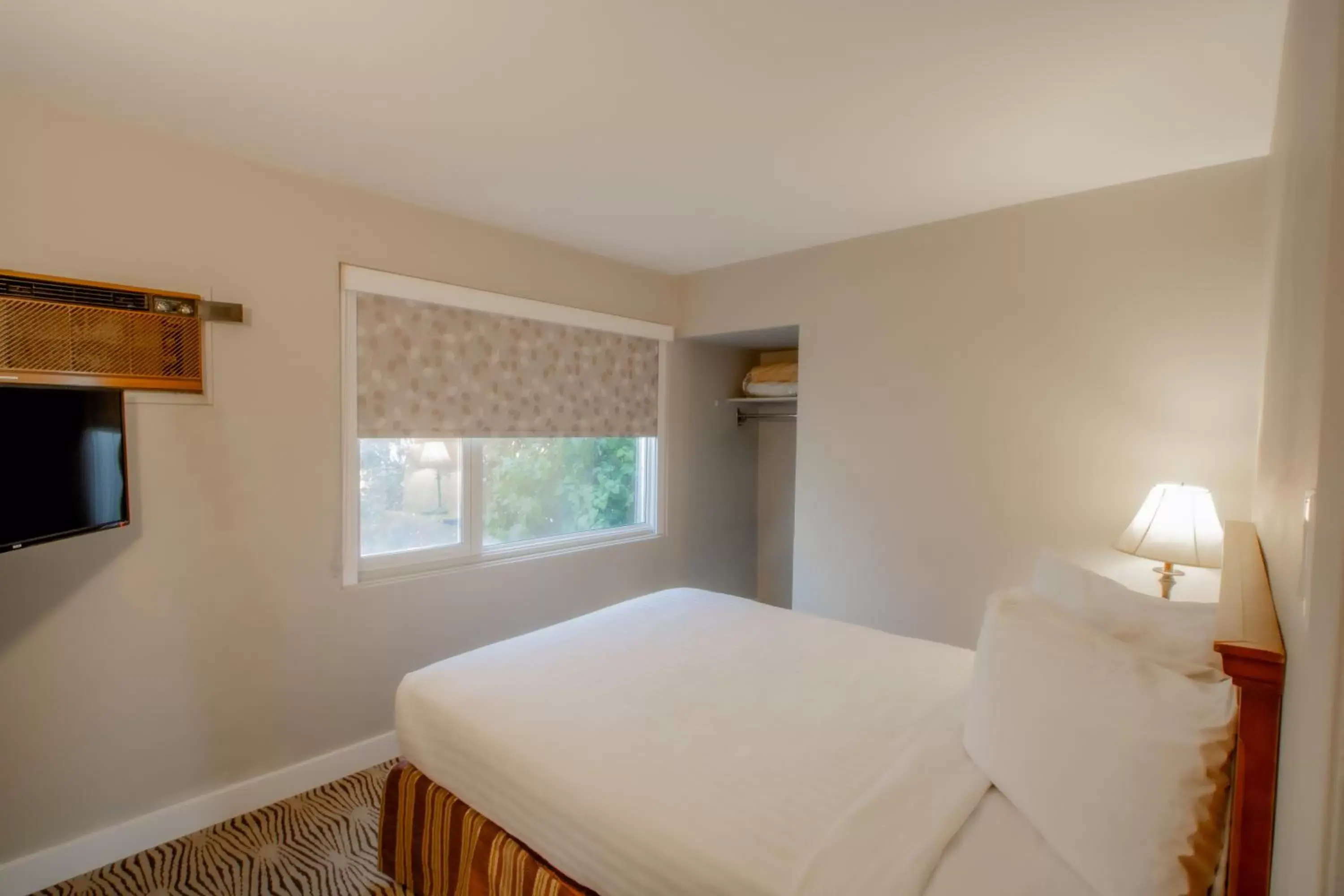 Bedroom, Bed in Scott's Inn & Suites