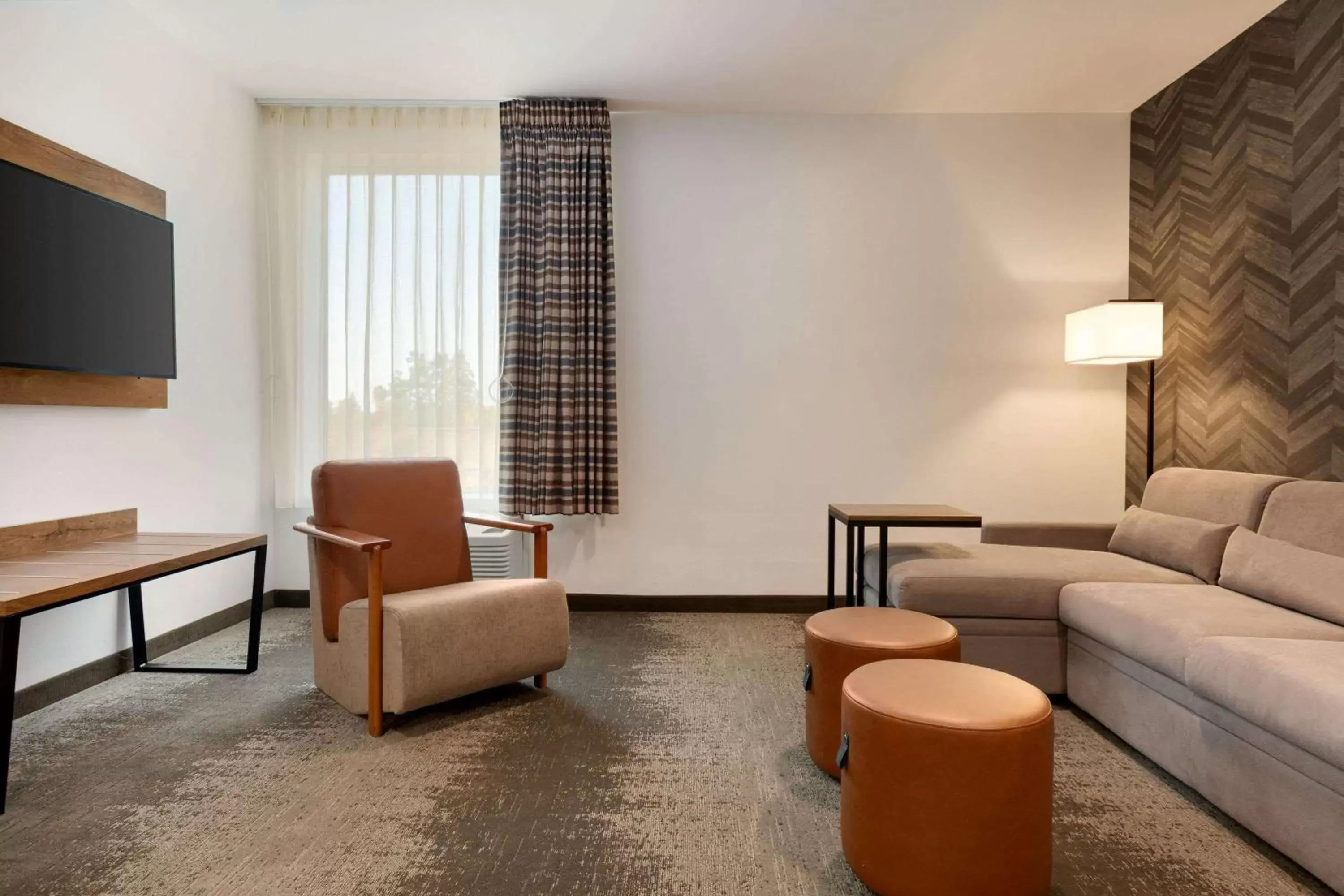 TV and multimedia, Seating Area in La Quinta Inn & Suites by Wyndham Santa Rosa Sonoma