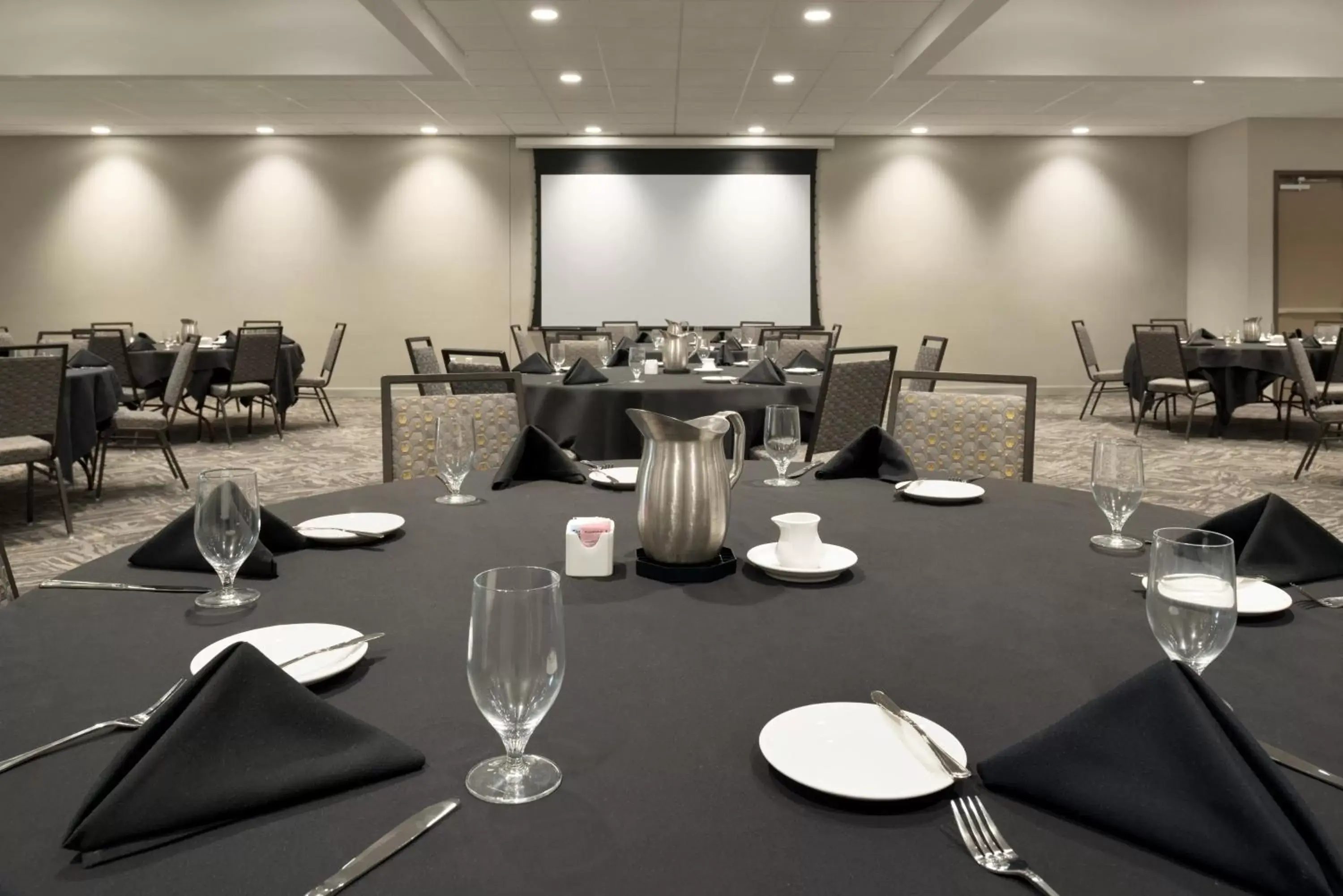 Banquet/Function facilities, Restaurant/Places to Eat in Holiday Inn - Bloomington - Normal, an IHG Hotel