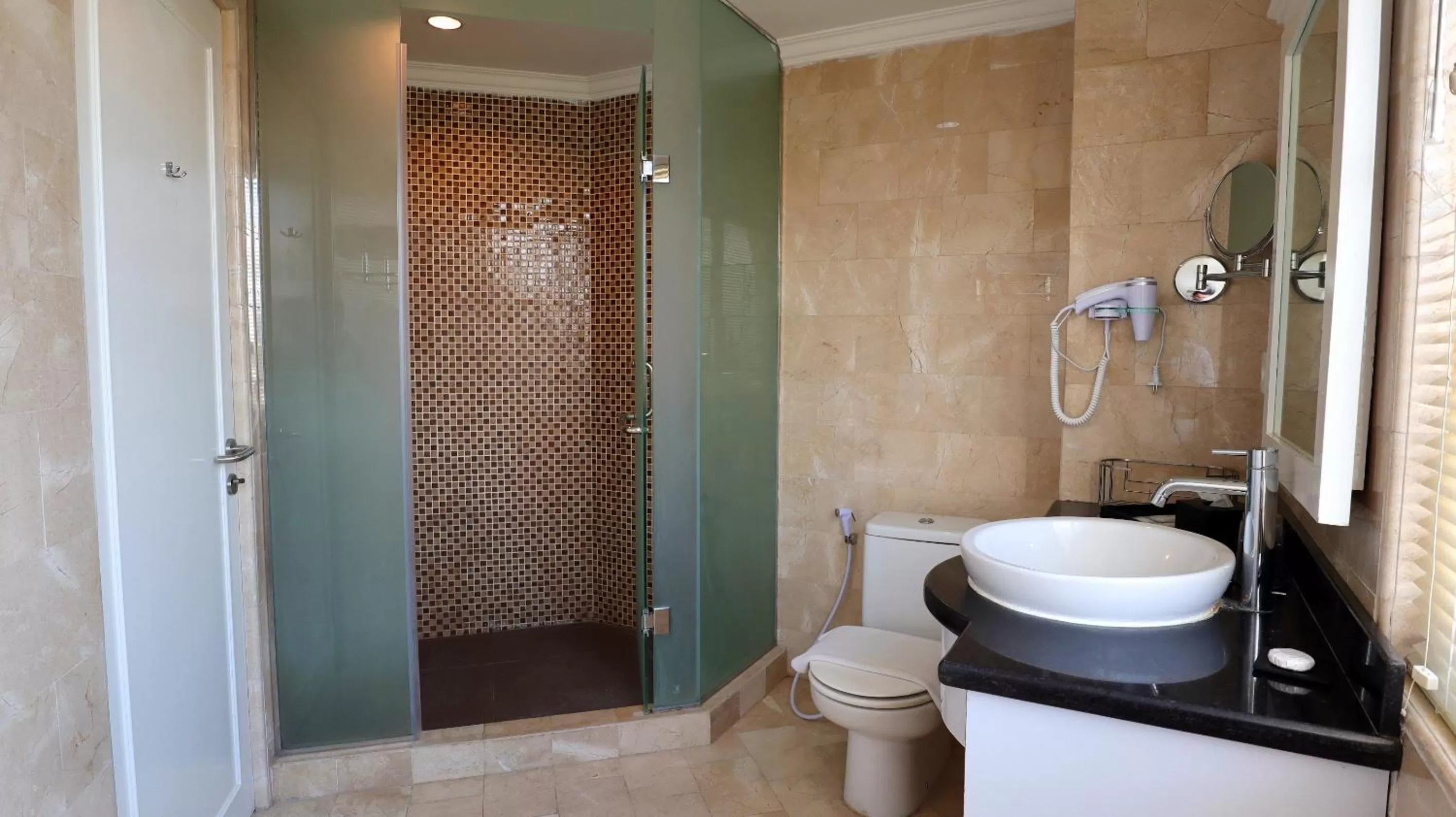 Bathroom in Vue Palace, ARTOTEL Curated