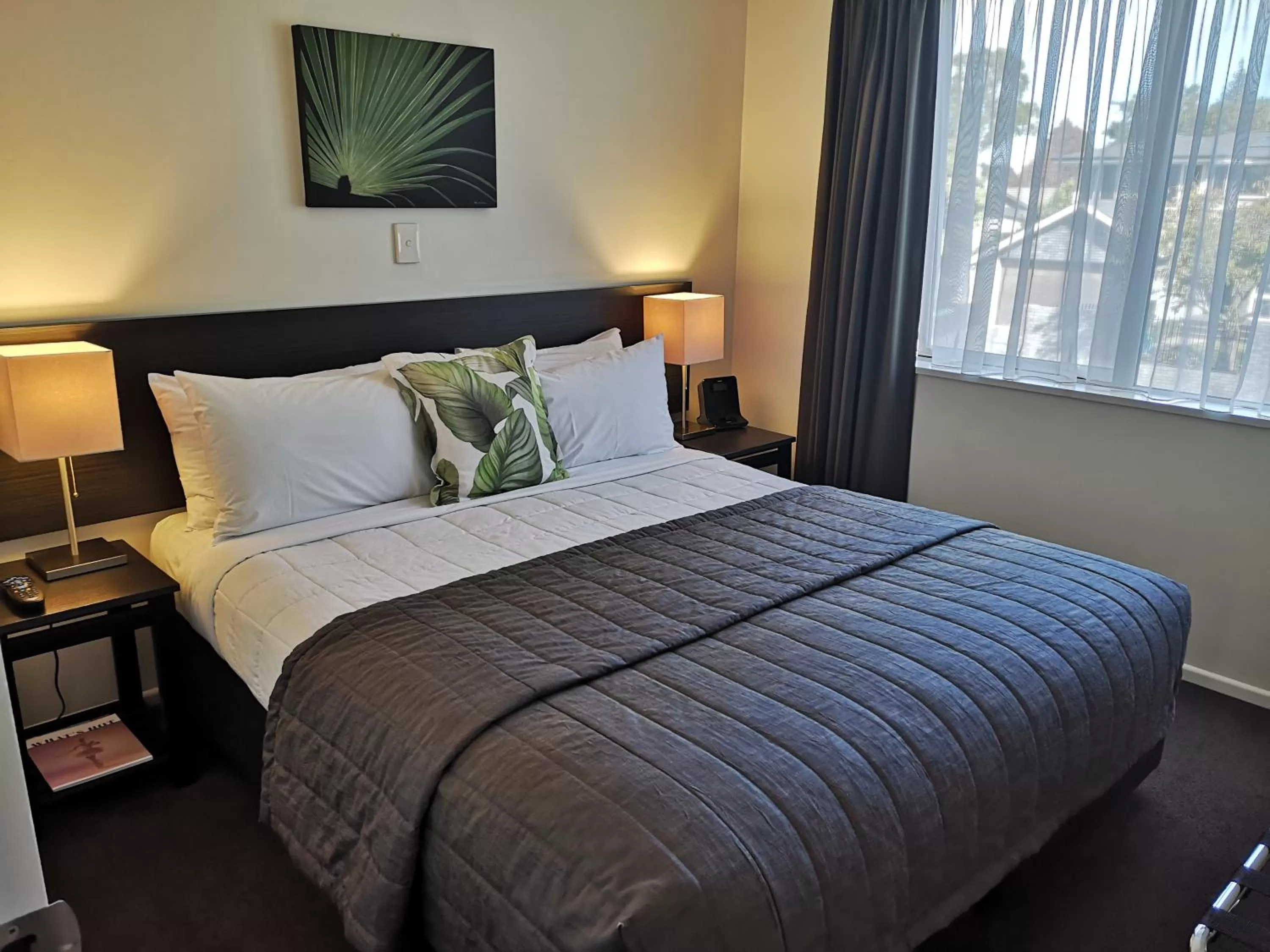 Bedroom, Bed in Airport Palms Motel