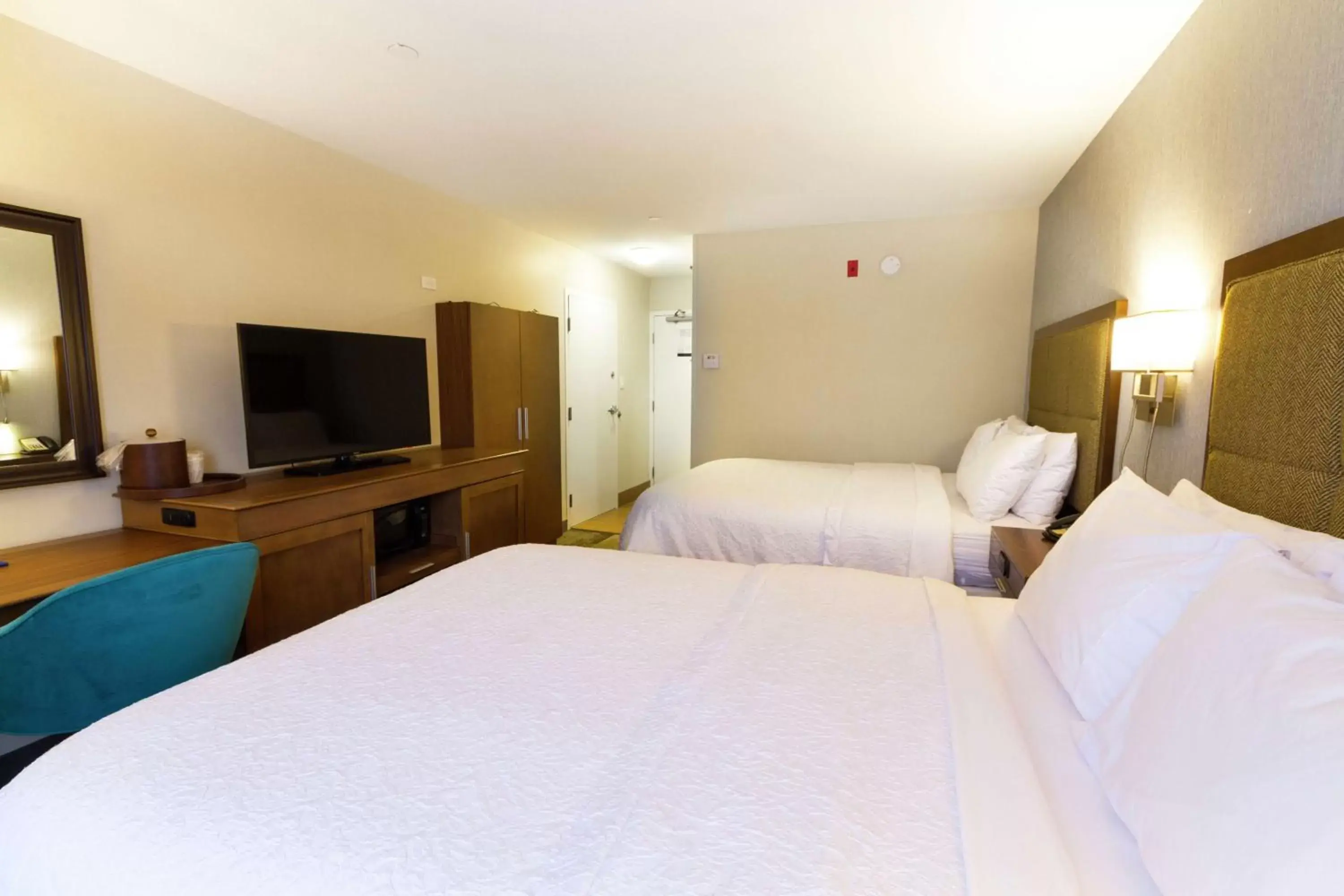 Bedroom, Bed in Hampton Inn - Vancouver Airport/Richmond