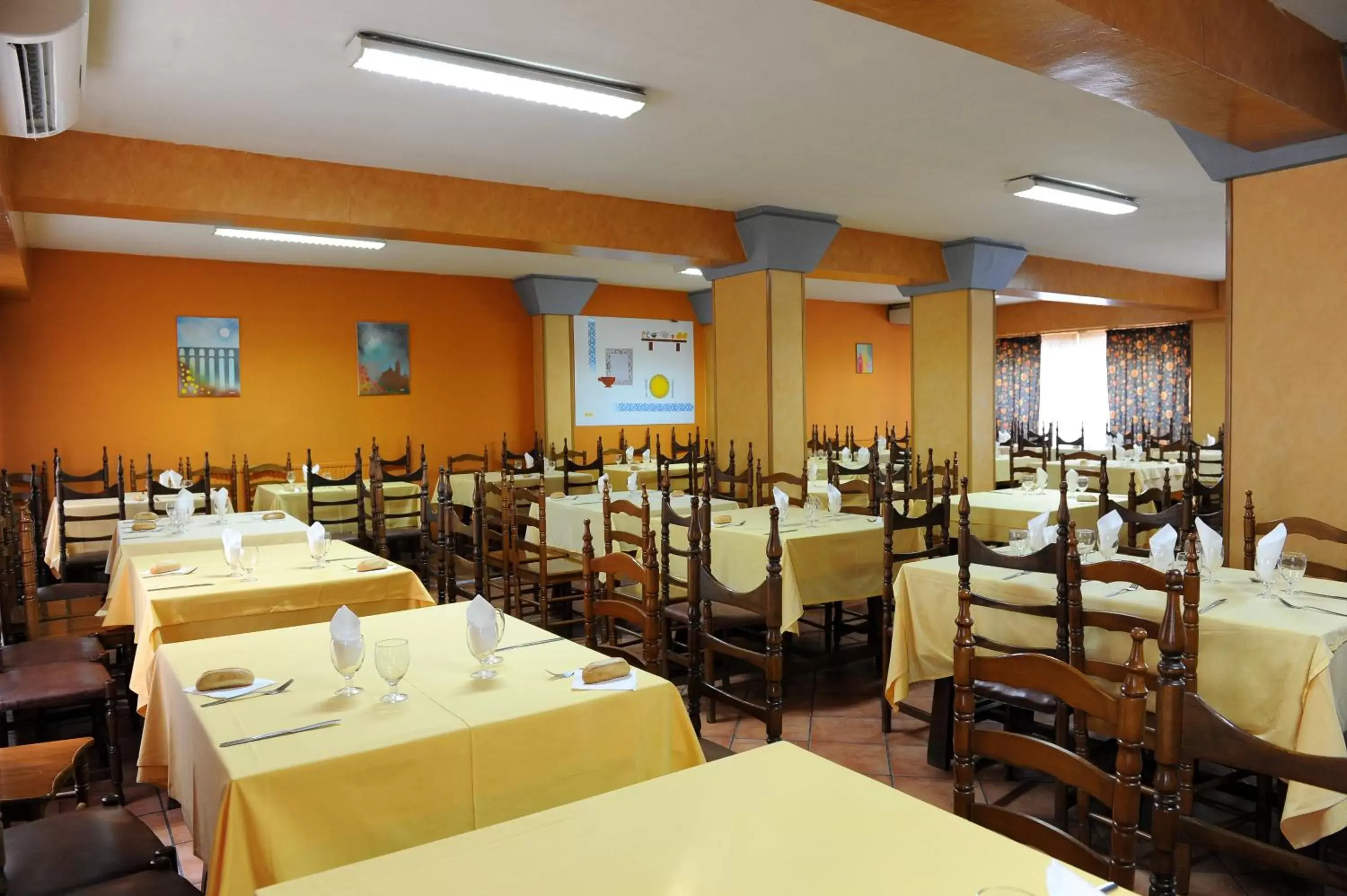 Restaurant/Places to Eat in Hotel Corregidor