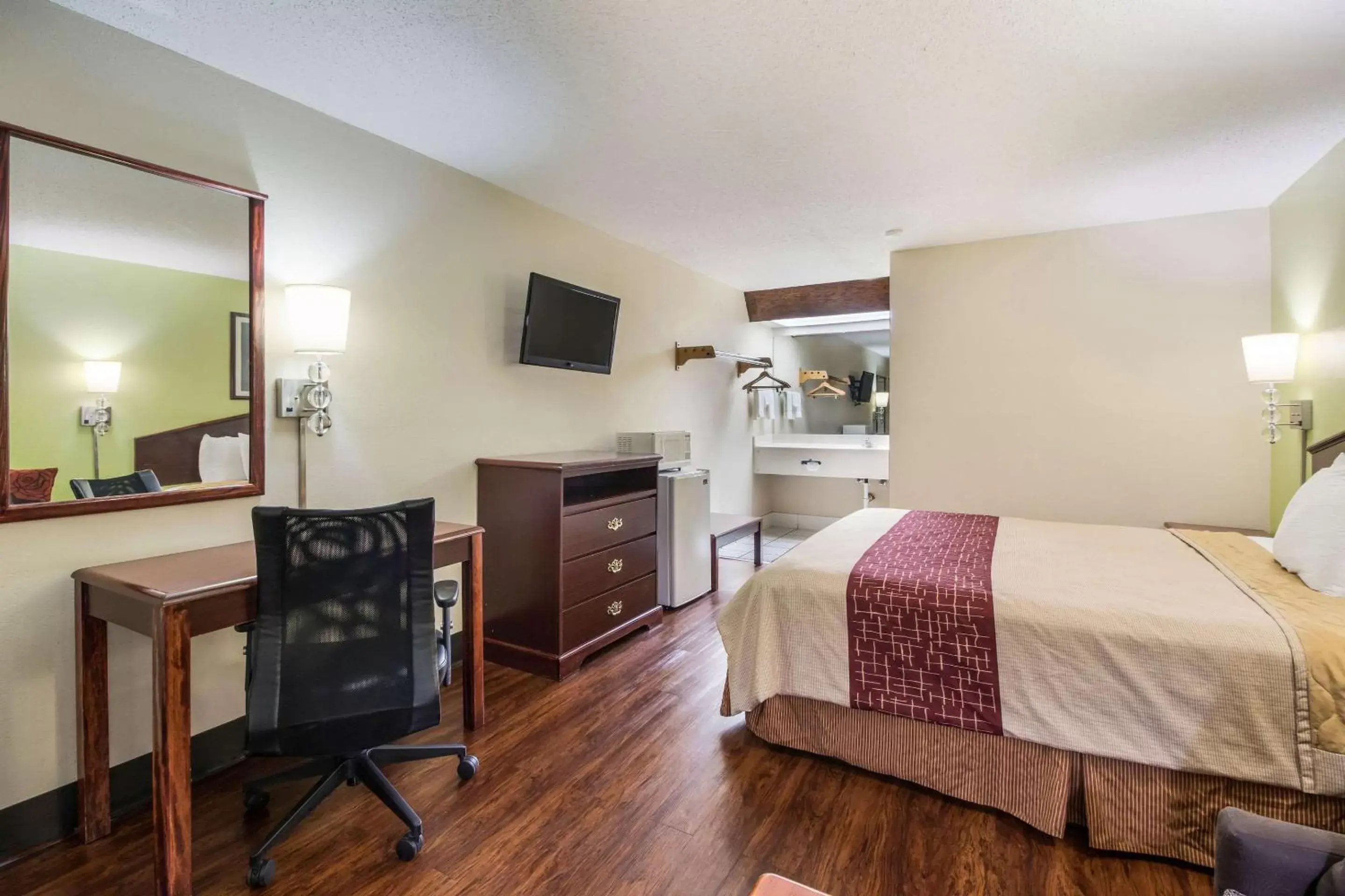 Photo of the whole room, Bed in Rodeway Inn Bolivar Photo of the whole room, Bed in Rodeway Inn Bolivar