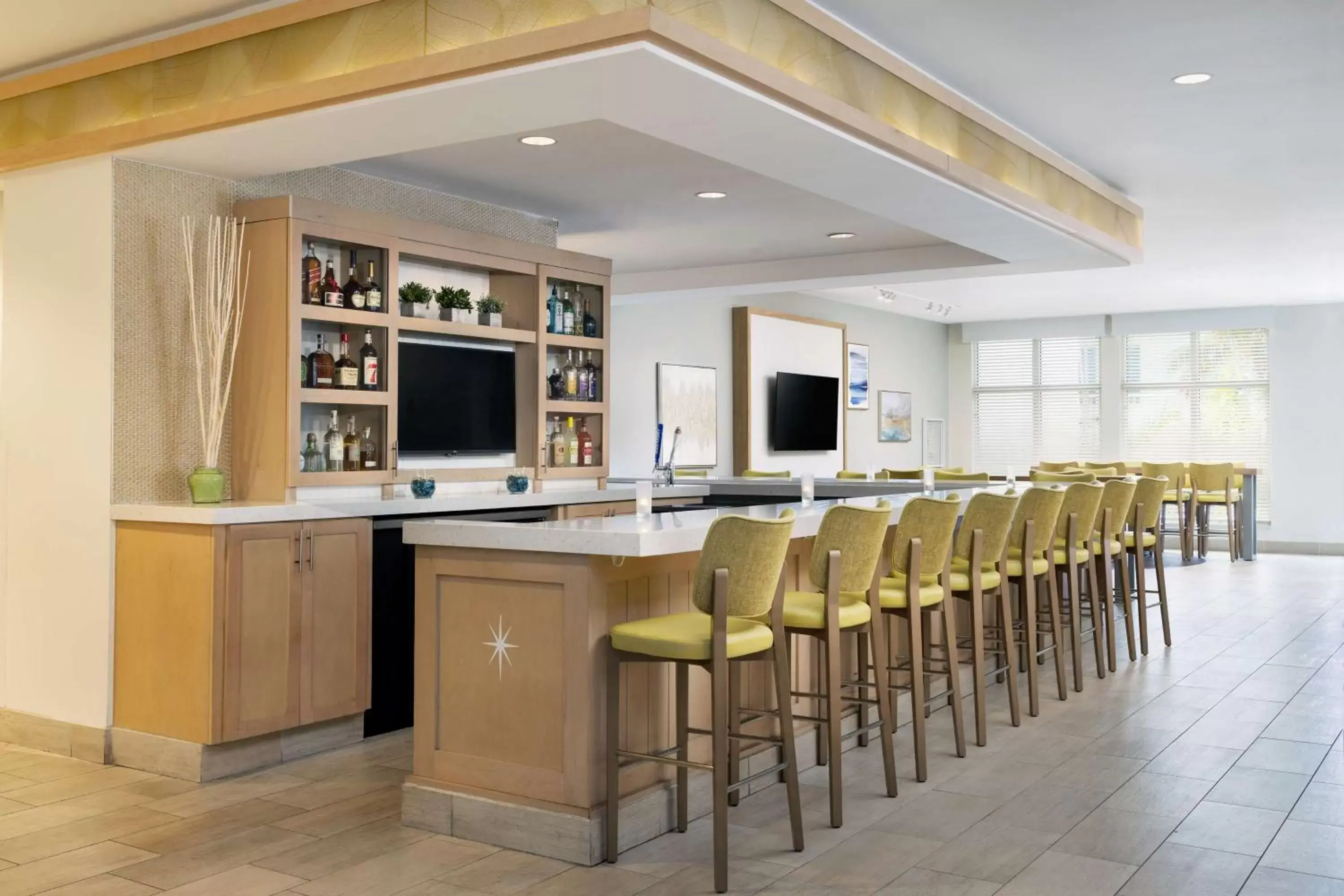 Lounge or bar in Hilton Garden Inn Key West / The Keys Collection