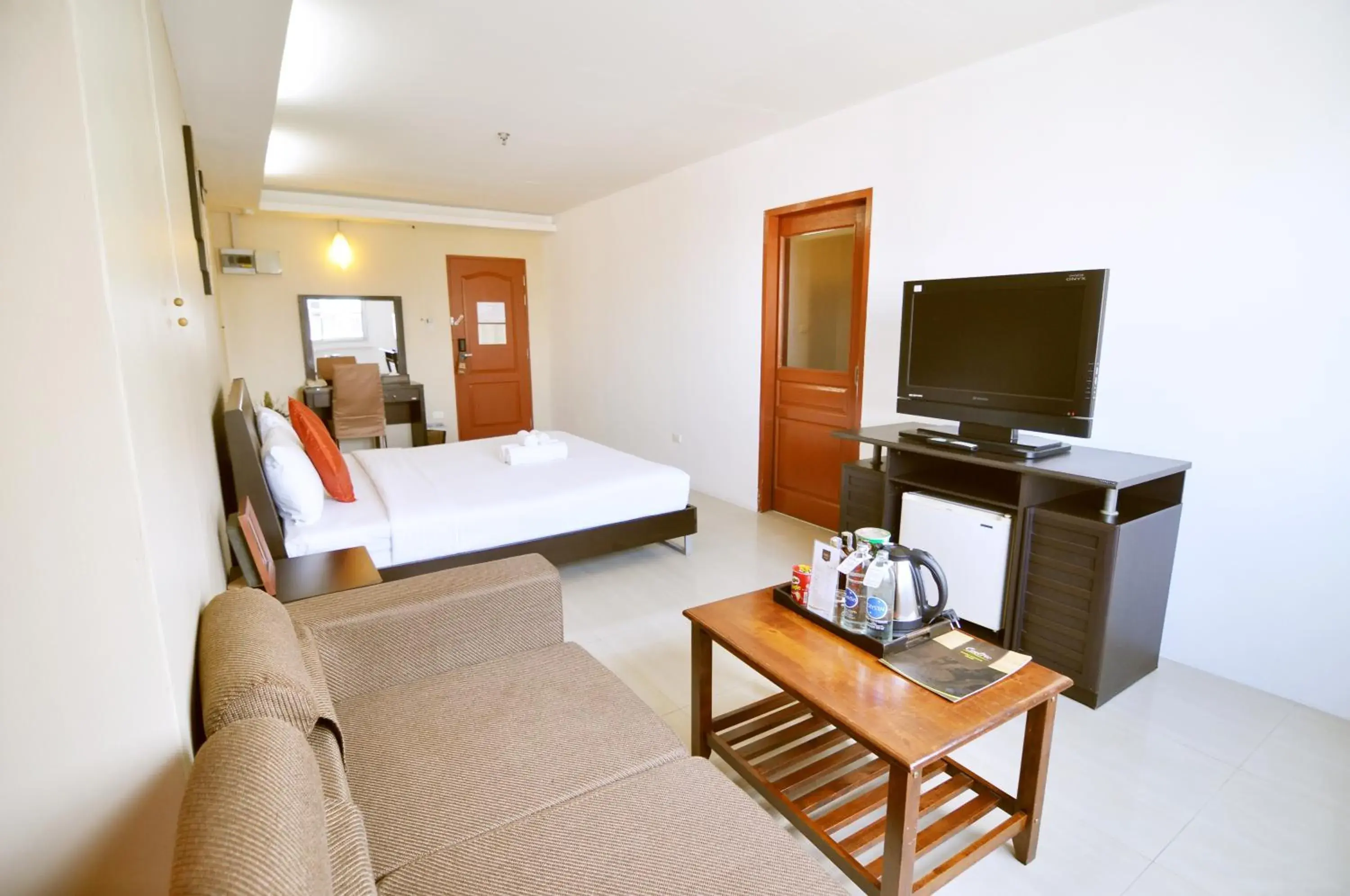 Living room, TV/Entertainment Center in Centric Place Hotel