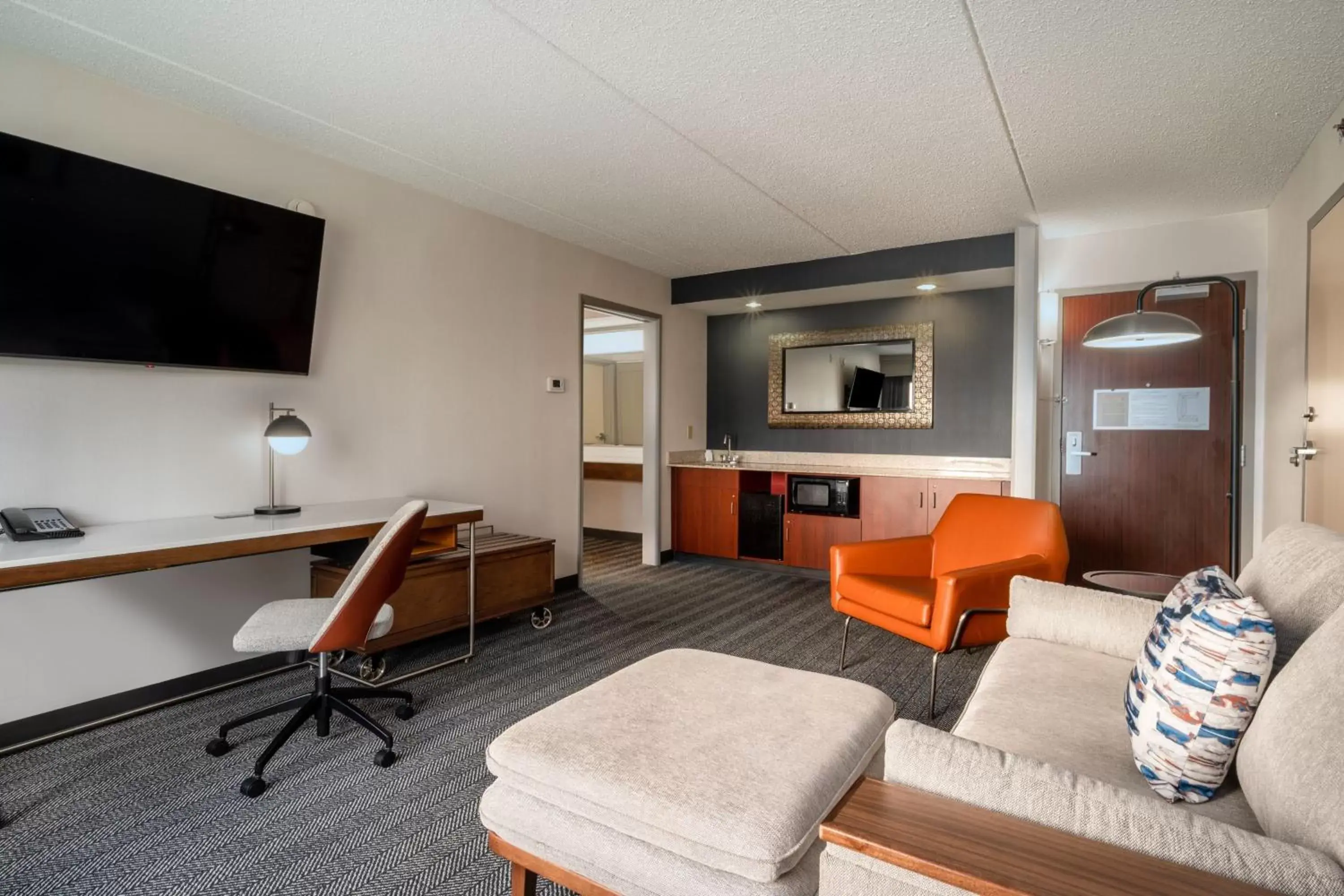 Living room, TV/Entertainment Center in Courtyard Columbus Airport