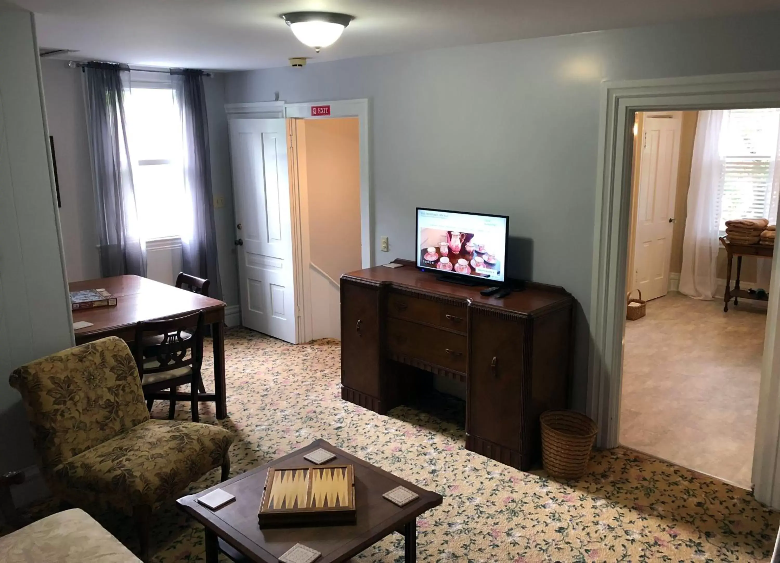 TV and multimedia, TV/Entertainment Center in The Parsonage Inn B&B