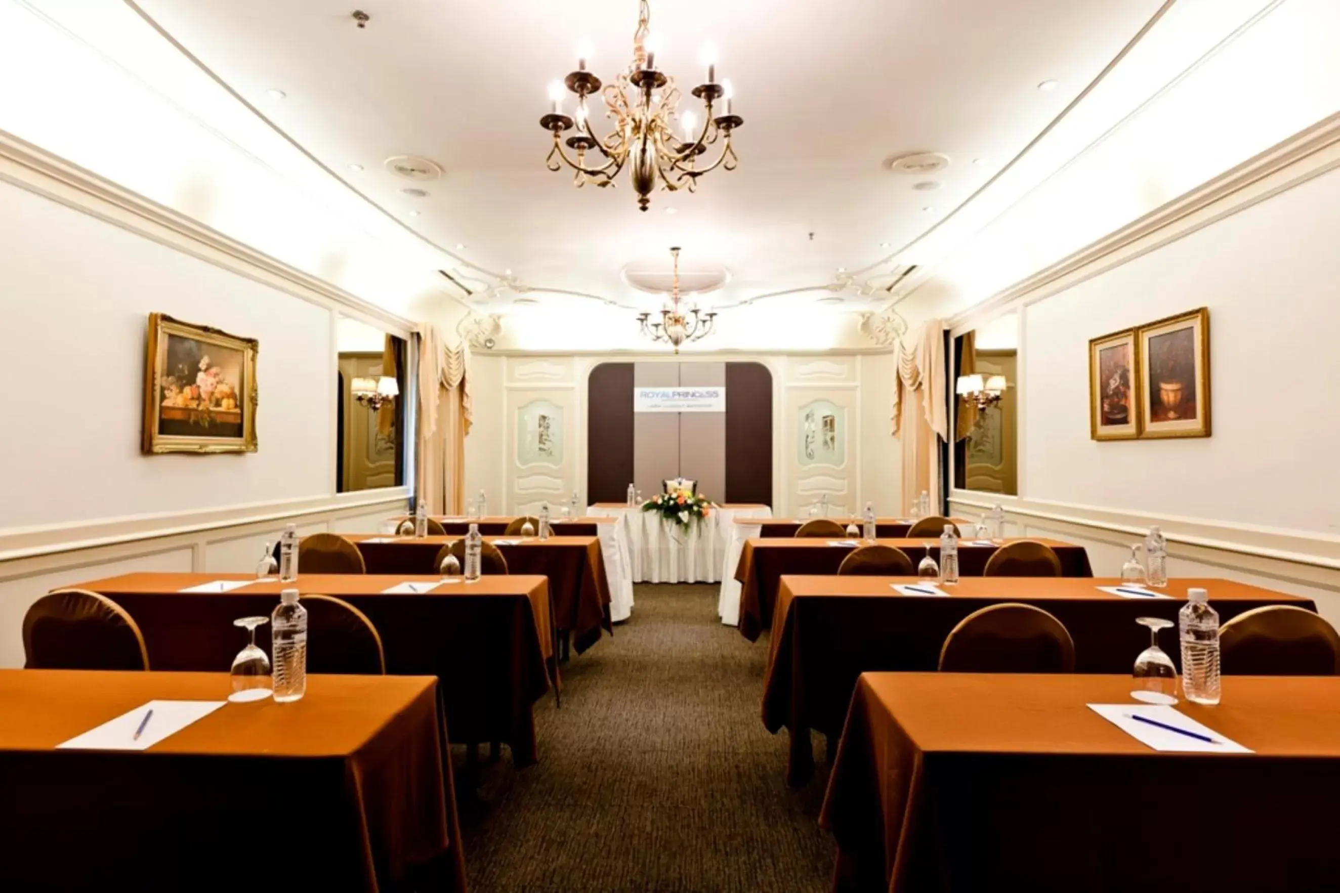 Meeting/conference room, Restaurant/Places to Eat in Royal Princess Larn Luang - SHA Extra Plus