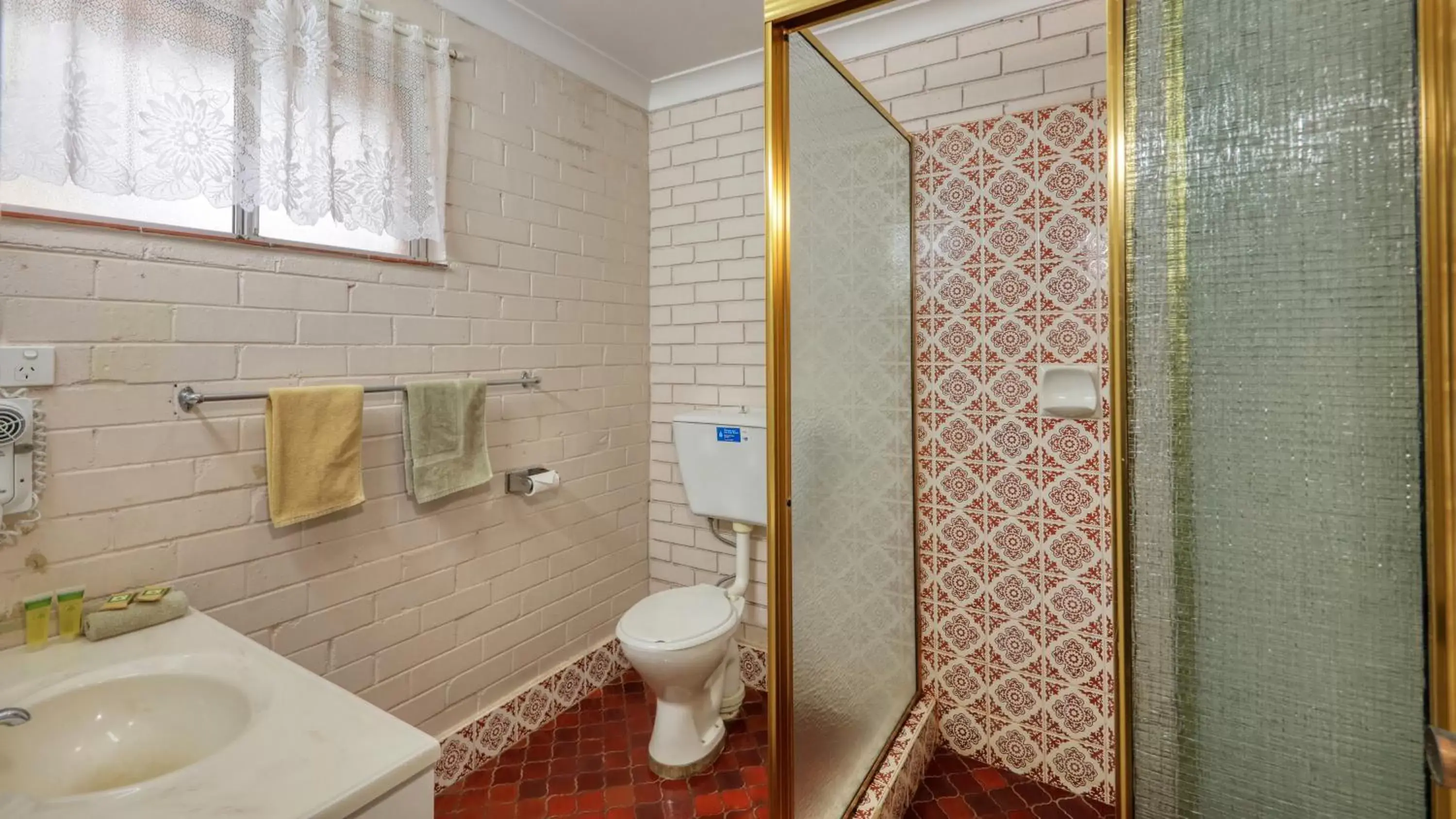 towels, Bathroom in Matthew Flinders Motor Inn