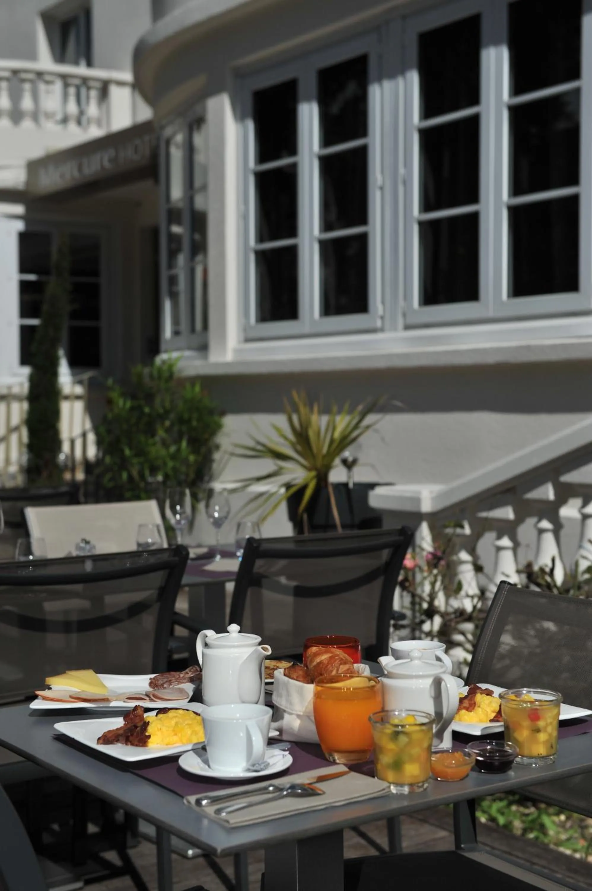 Patio in Mercure Paris Saint Cloud Hippodrome