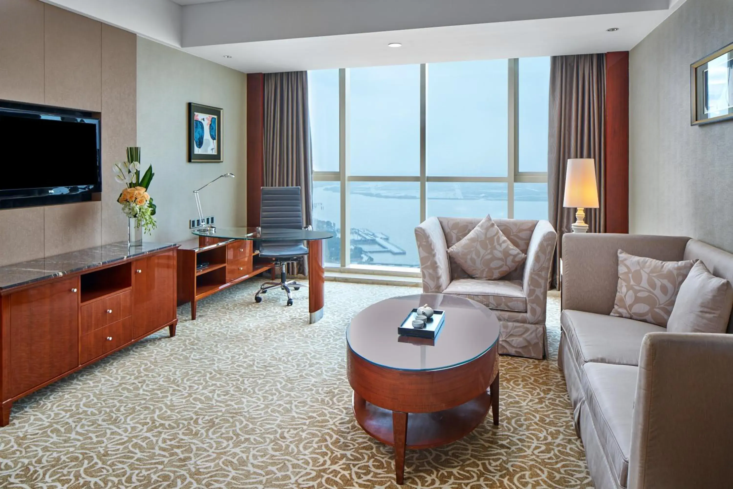 Photo of the whole room, Seating Area in Crowne Plaza Zhenjiang, an IHG Hotel